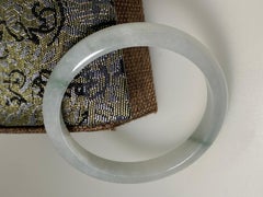 Type A Jadeit-Armreif, grün-grau lackiert, 37.1 g, 20 cm, Durchmesser 58 mm.