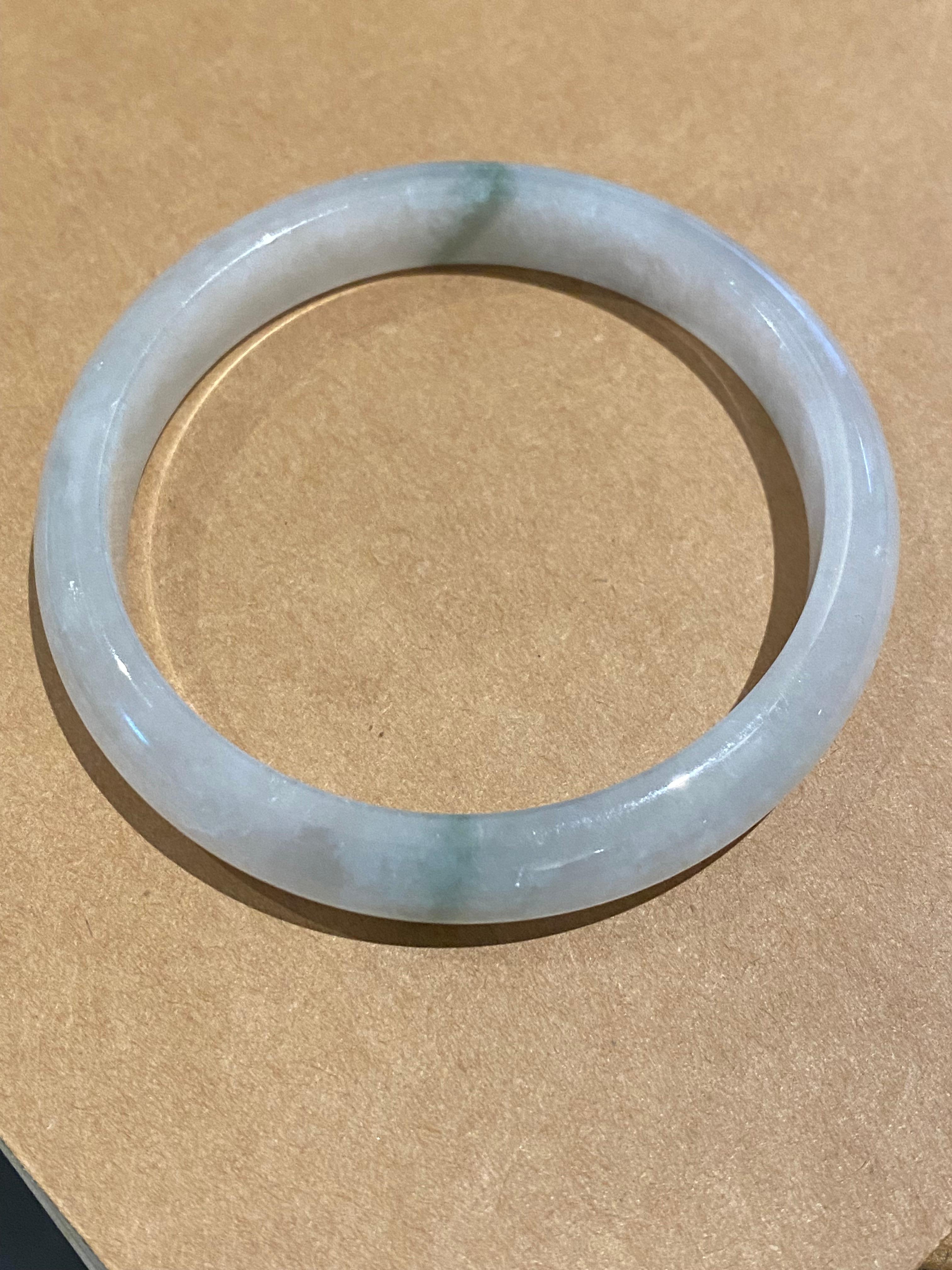 Type A Jadeit-Armreif, grün-grau lackiert, 37.1 g, 20 cm, Durchmesser 58 mm. (Cabochon) im Angebot