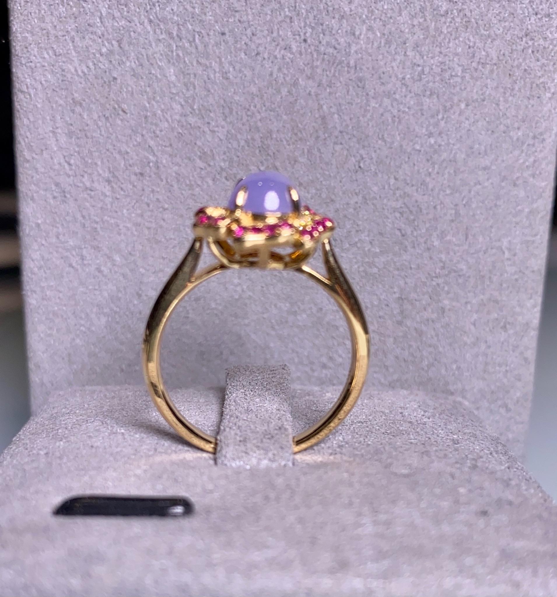 Cabochon Anello Eostre Tipo A in giada lavanda naturale, rubino e diamanti in oro 18 carati in vendita