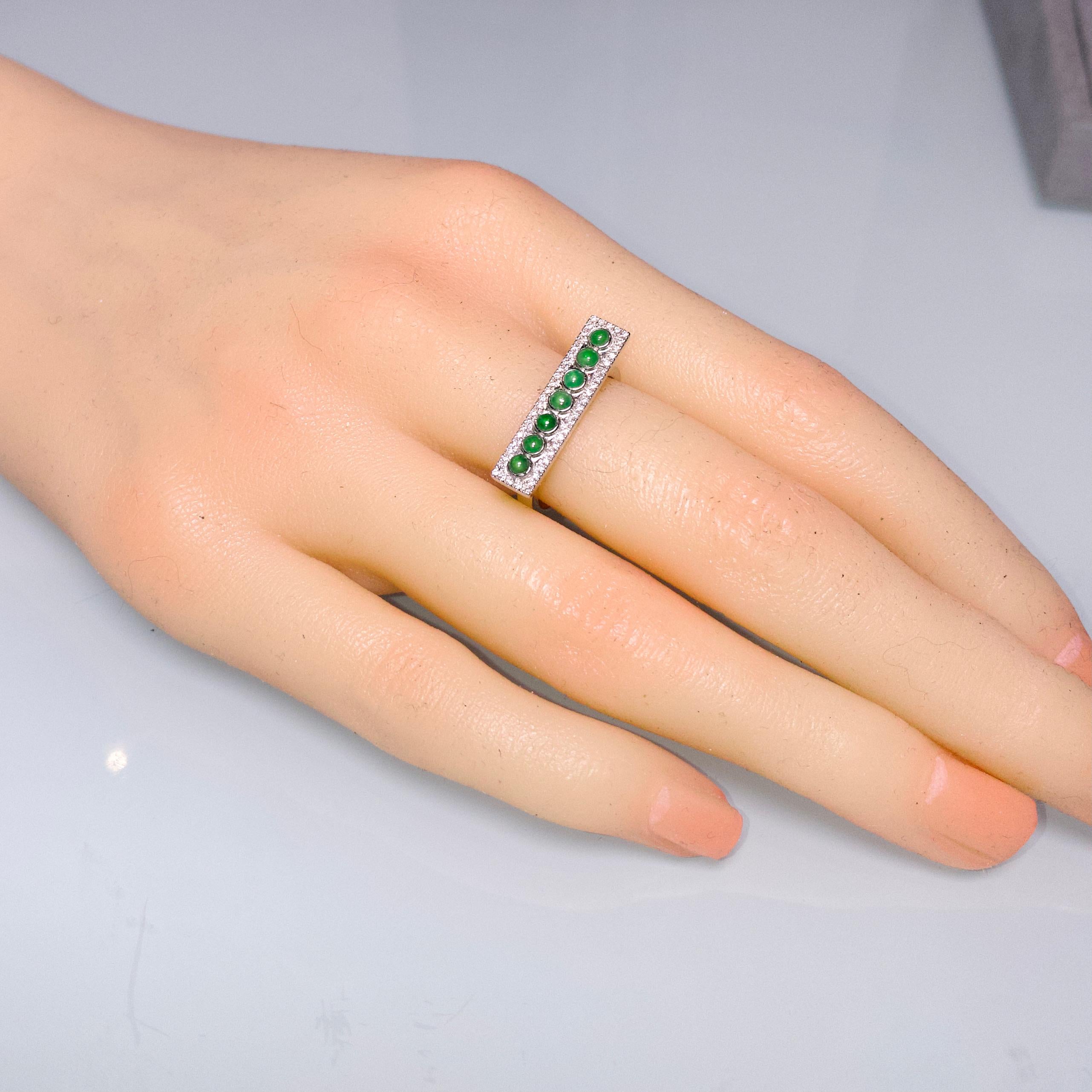 Eostre Typ A Lebendiger grüner Jadeit- und Diamantring aus Platin 950 (Zeitgenössisch) im Angebot
