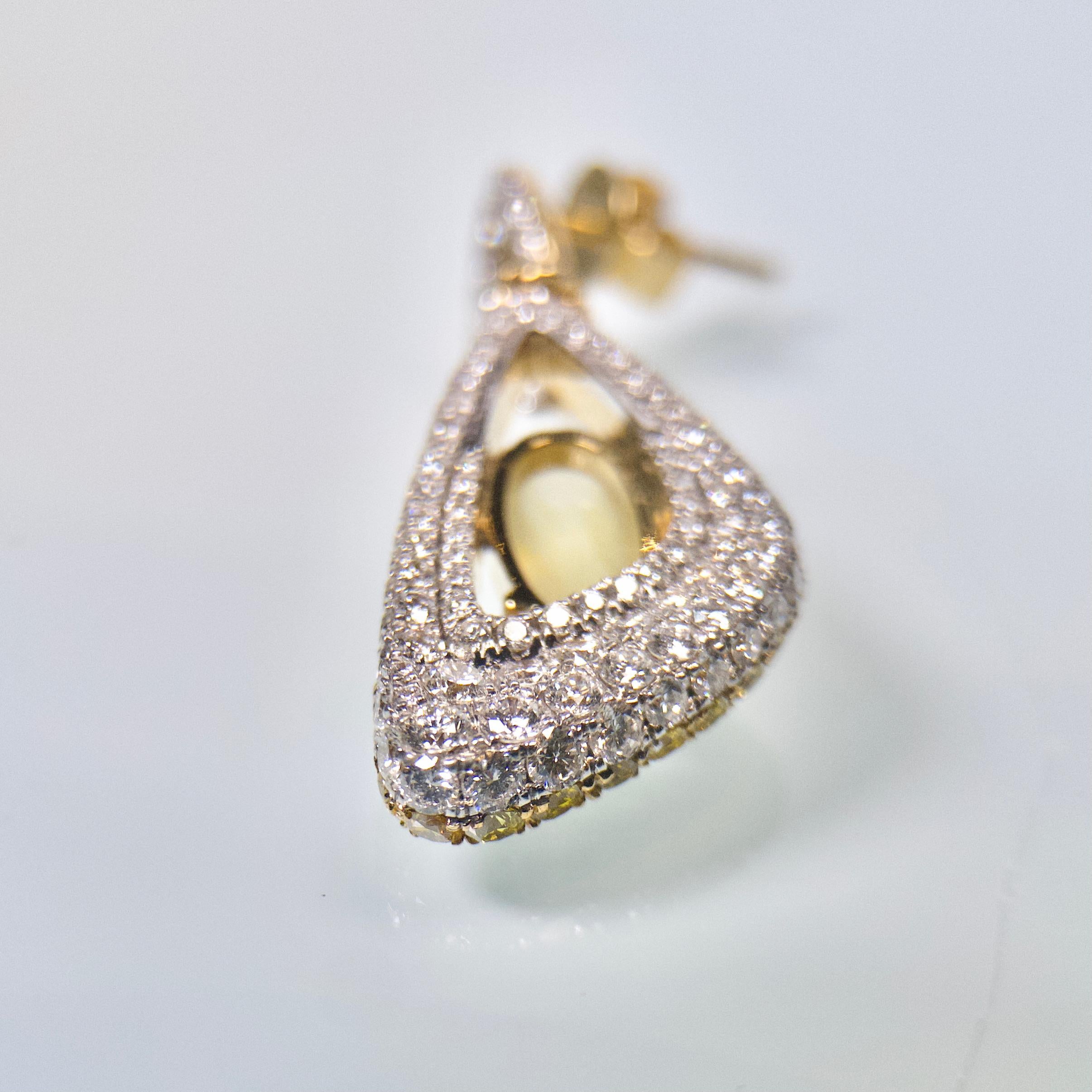 Contemporain Boucles d'oreilles en or 18 carats avec jadéite jaune, diamants jaunes et blancs de type Eostre en vente