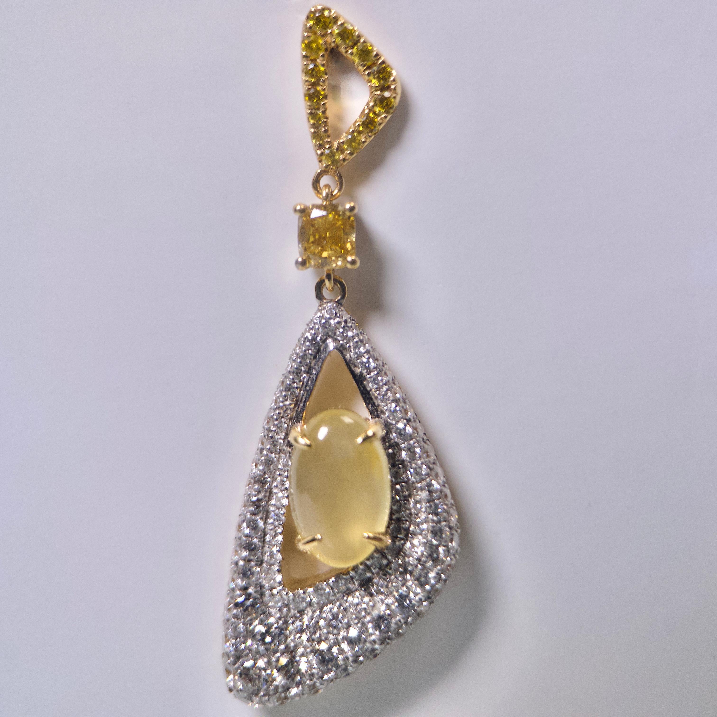 Taille cabochon Boucles d'oreilles en or 18 carats avec jadéite jaune, diamants jaunes et blancs de type Eostre en vente