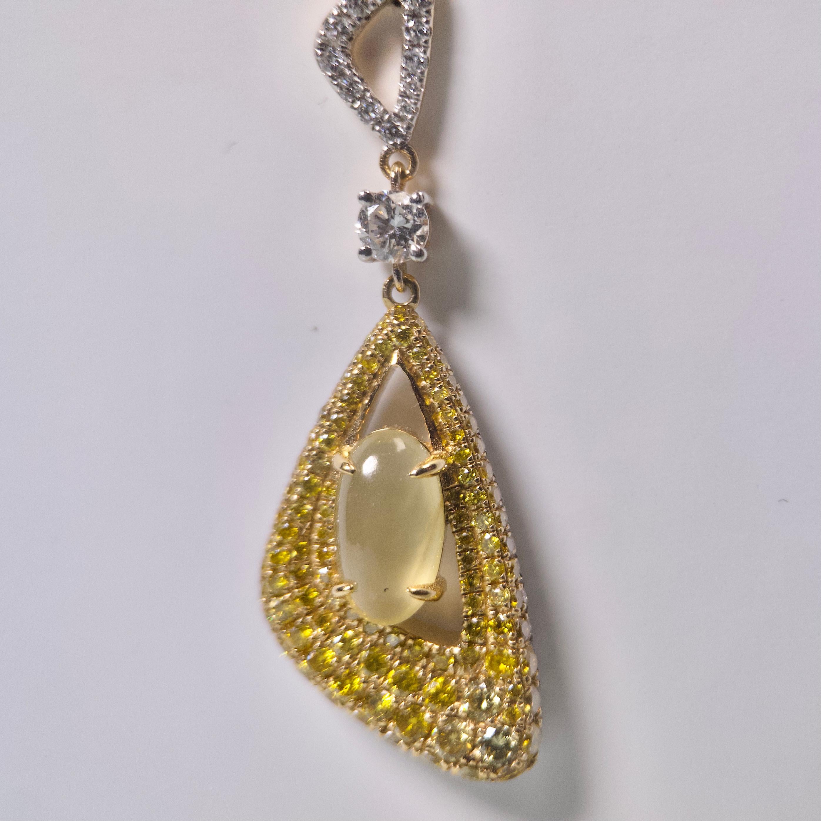 Boucles d'oreilles en or 18 carats avec jadéite jaune, diamants jaunes et blancs de type Eostre Neuf - En vente à Melbourne, AU
