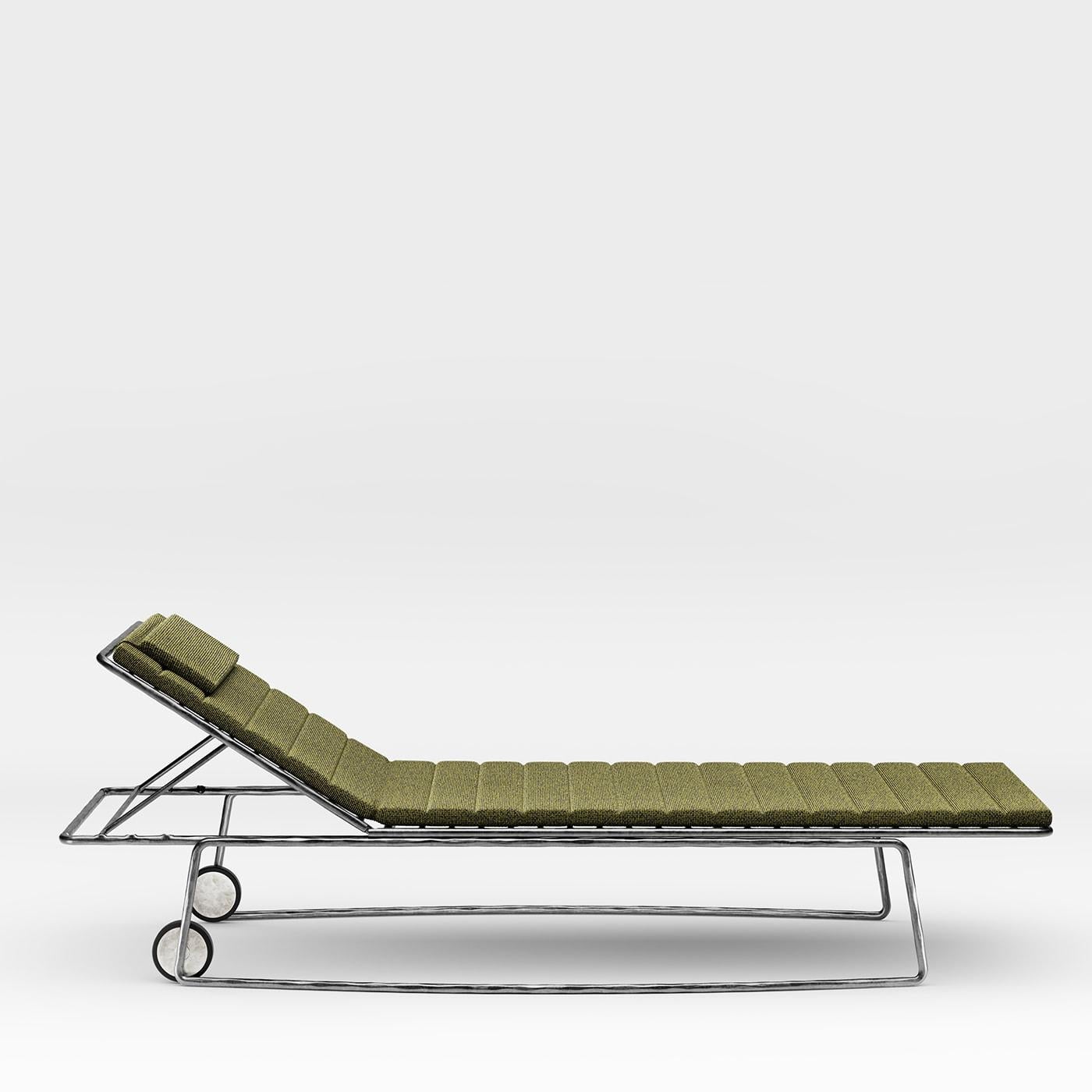 A gorgeous design to display by a poolside or in a blooming garden, this sun bed combines the clean aesthetic of Stormo Studio and the expertise of Dante Negro metalworkers. Handmade of lacquered stainless steel, it is completed with a green