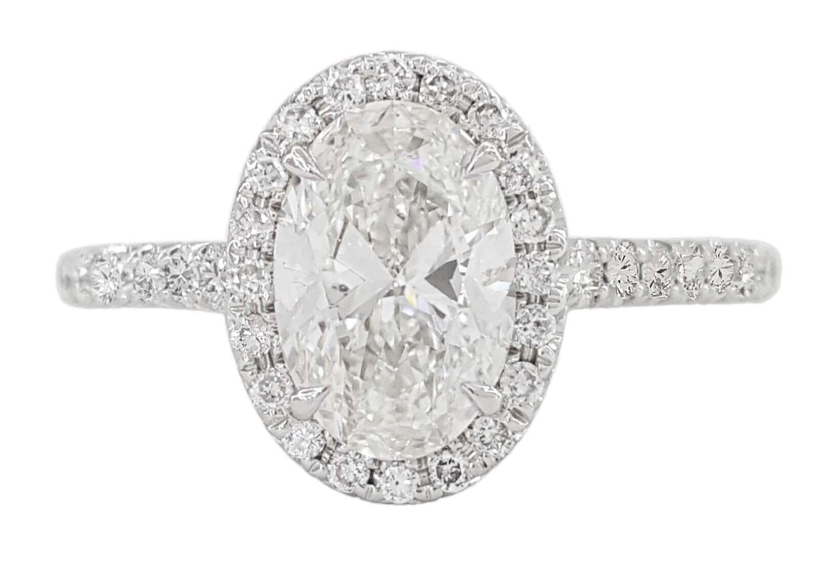 Cette bague captivante est ornée d'un diamant ovale de 2 carats de type IIA, certifié par le GIA !

Elle est entourée d'un halo d'accents Whiting, le tout serti dans un élégant anneau d'or blanc. Le diamant, méticuleusement calibré par le très