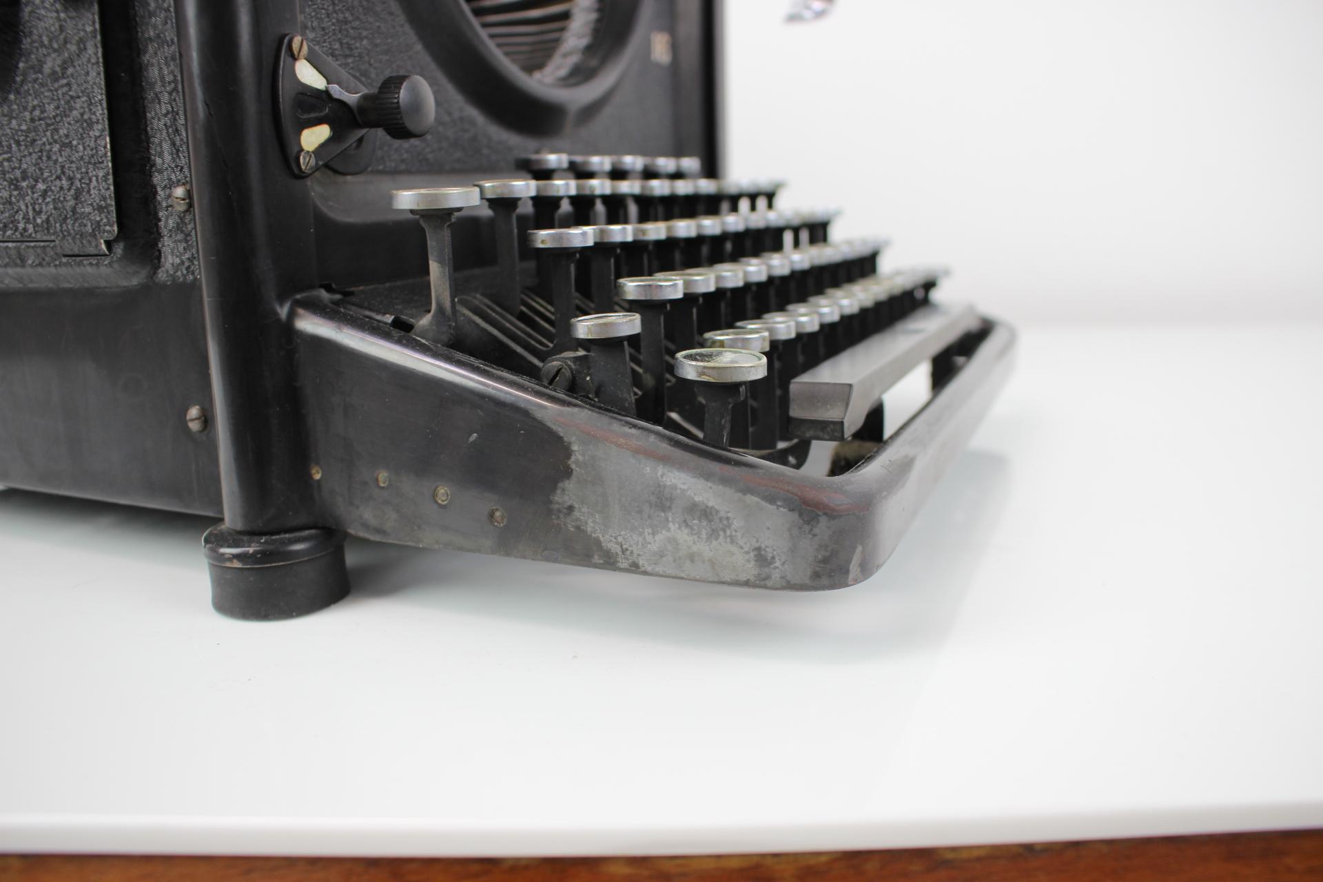 Metal Typewriter, Manufacturer Remington: Zbrojovka Brno, circa 1935 For Sale