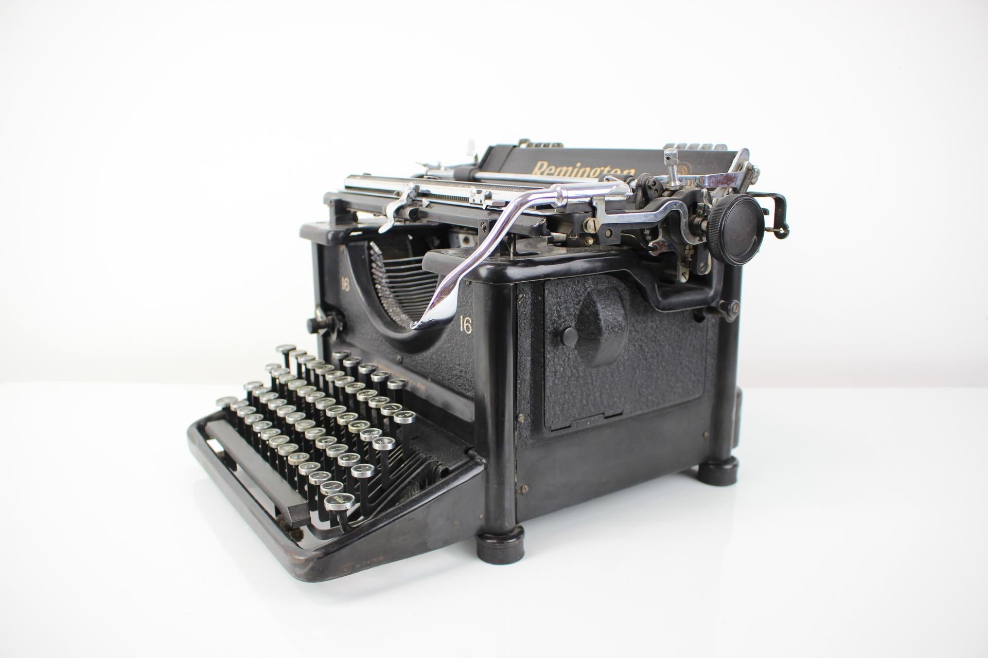 Schreibtischtyp, Hersteller Remington: Zbrojovka Brno, um 1935 im Zustand „Gut“ im Angebot in Praha, CZ