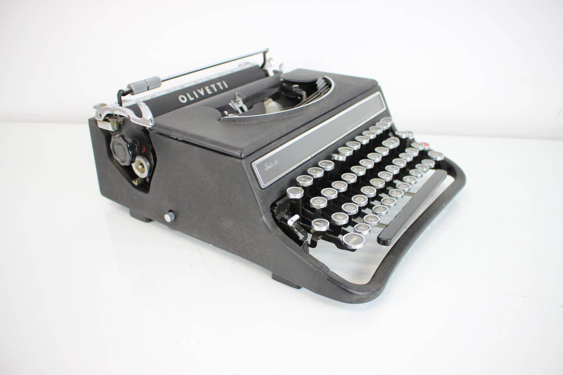 Schreibmaschine/  Olivetti Studio 42, Italien, 1946 (Moderne der Mitte des Jahrhunderts) im Angebot