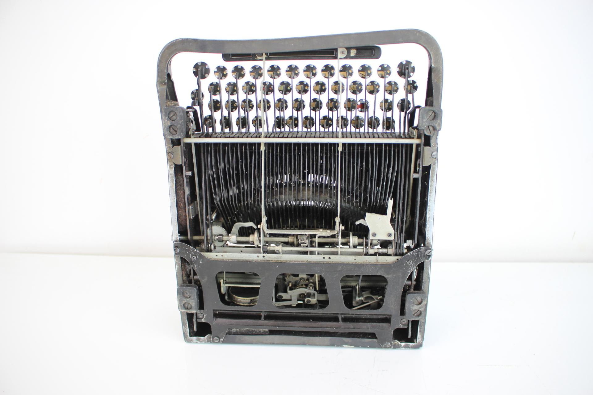 Metal  Typewriter/  Olivetti Studio 42, Italy 1946 For Sale