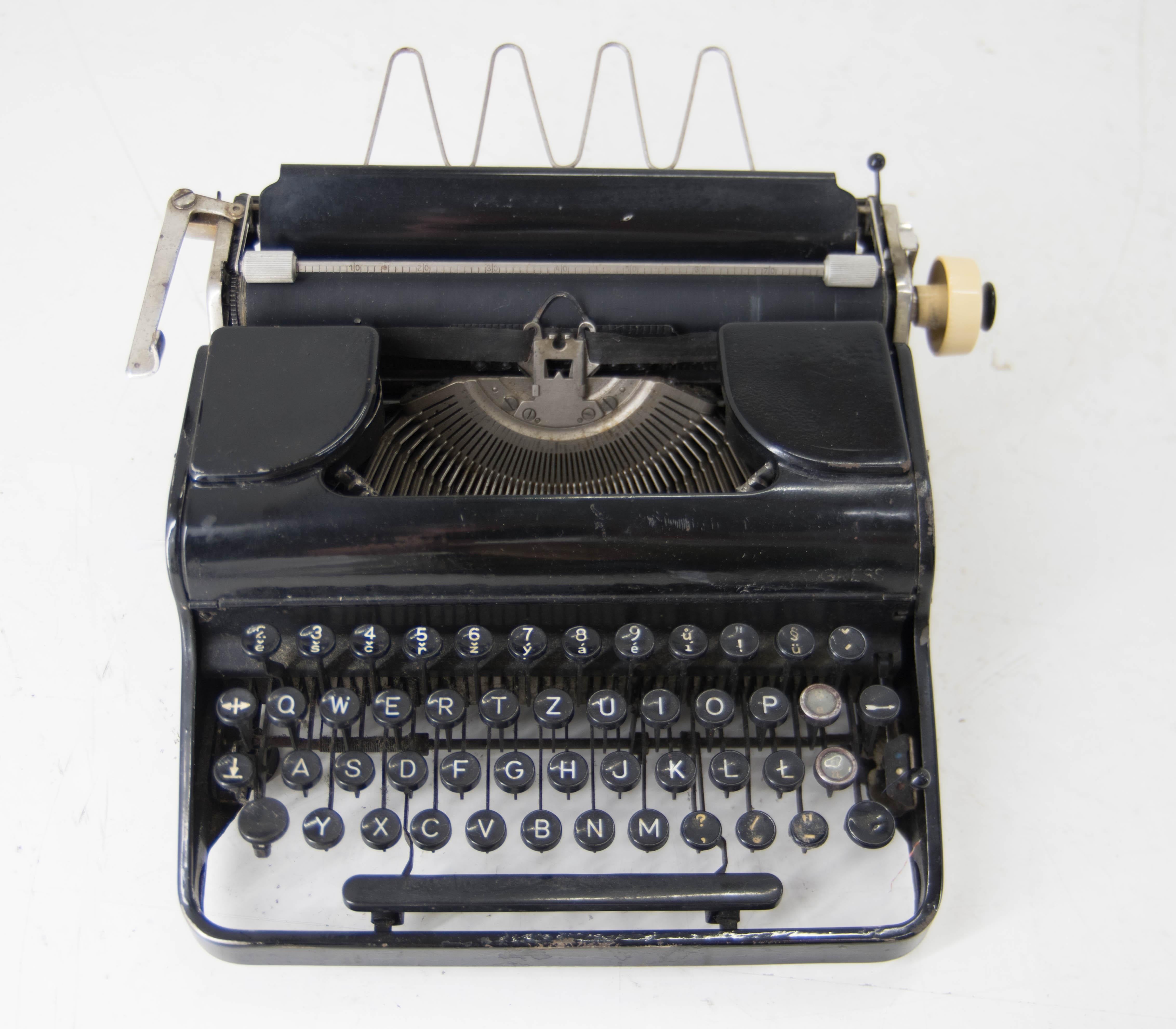 Schreibmaschine von Olympia-Progress, entworfen von Johannes Krüger in den 1930er Jahren, in Deutschland.
Sehr guter Originalzustand.
Vollständig funktionsfähig.