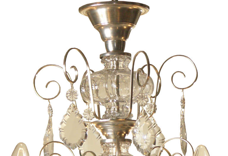 Lustre typiquement autrichien fabriqué après-guerre, œuvres délicates avec des suspensions en cristal taillé à la main, une colonne soufflée à la main et six flammes.