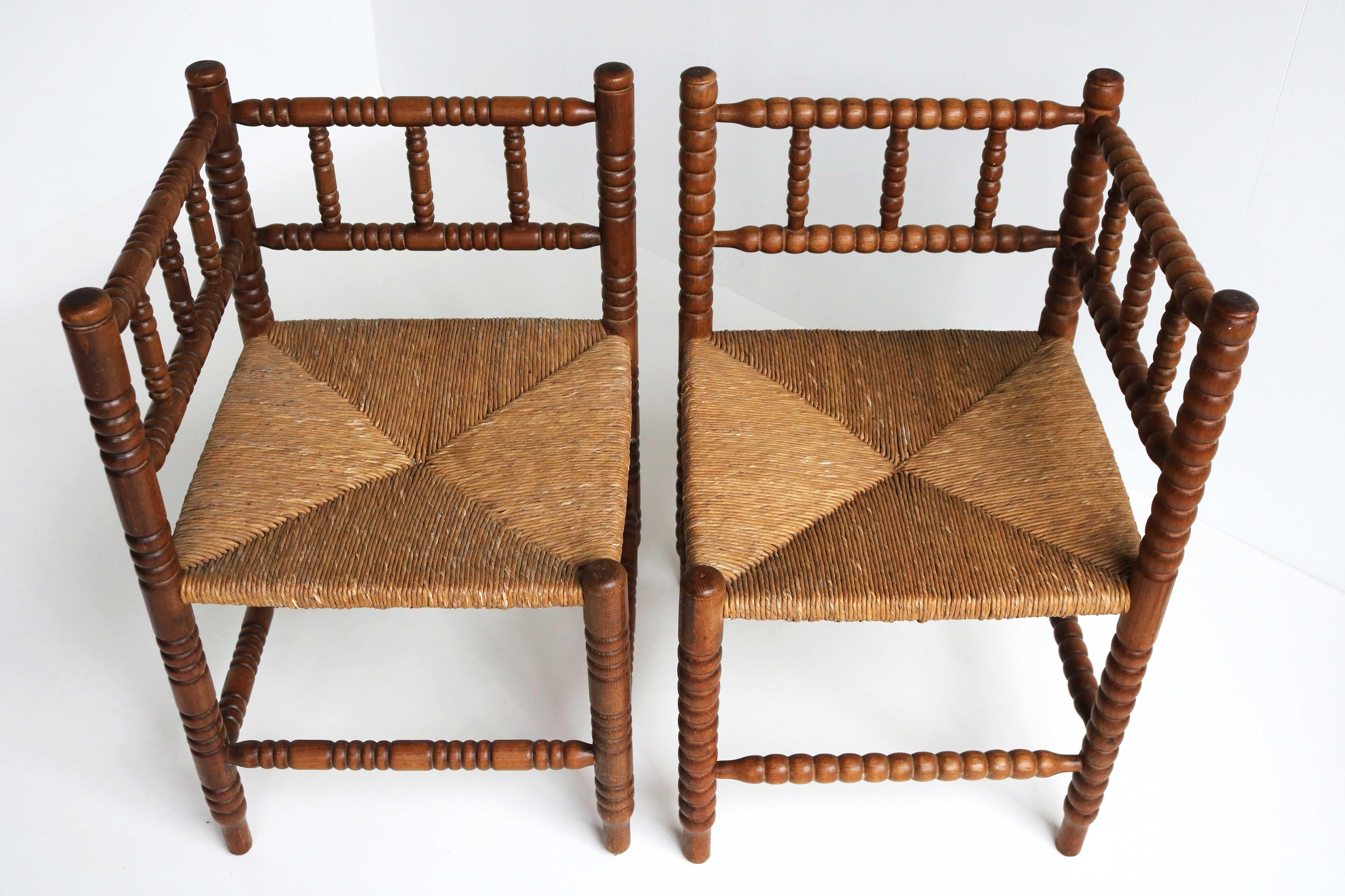 Pair antique rush-seat corner bobbin side knitting chairs in turned wood and cane, Dutch ca 1900, Country Living, farmhouse decor.

Lovely couple typical Dutch knitting chairs, with minimal differences.
This antique 'corner chair' with wicker