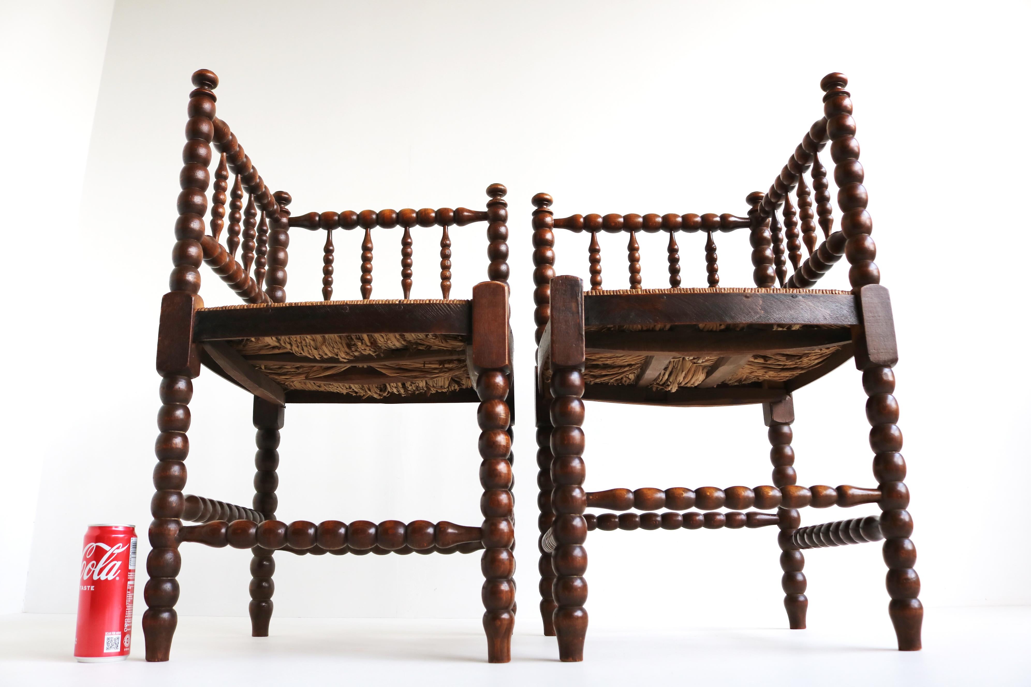 Típica Pareja Holandesa Sillas Antiguas de Bolillos de Esquina de Roble 1900 en venta 7