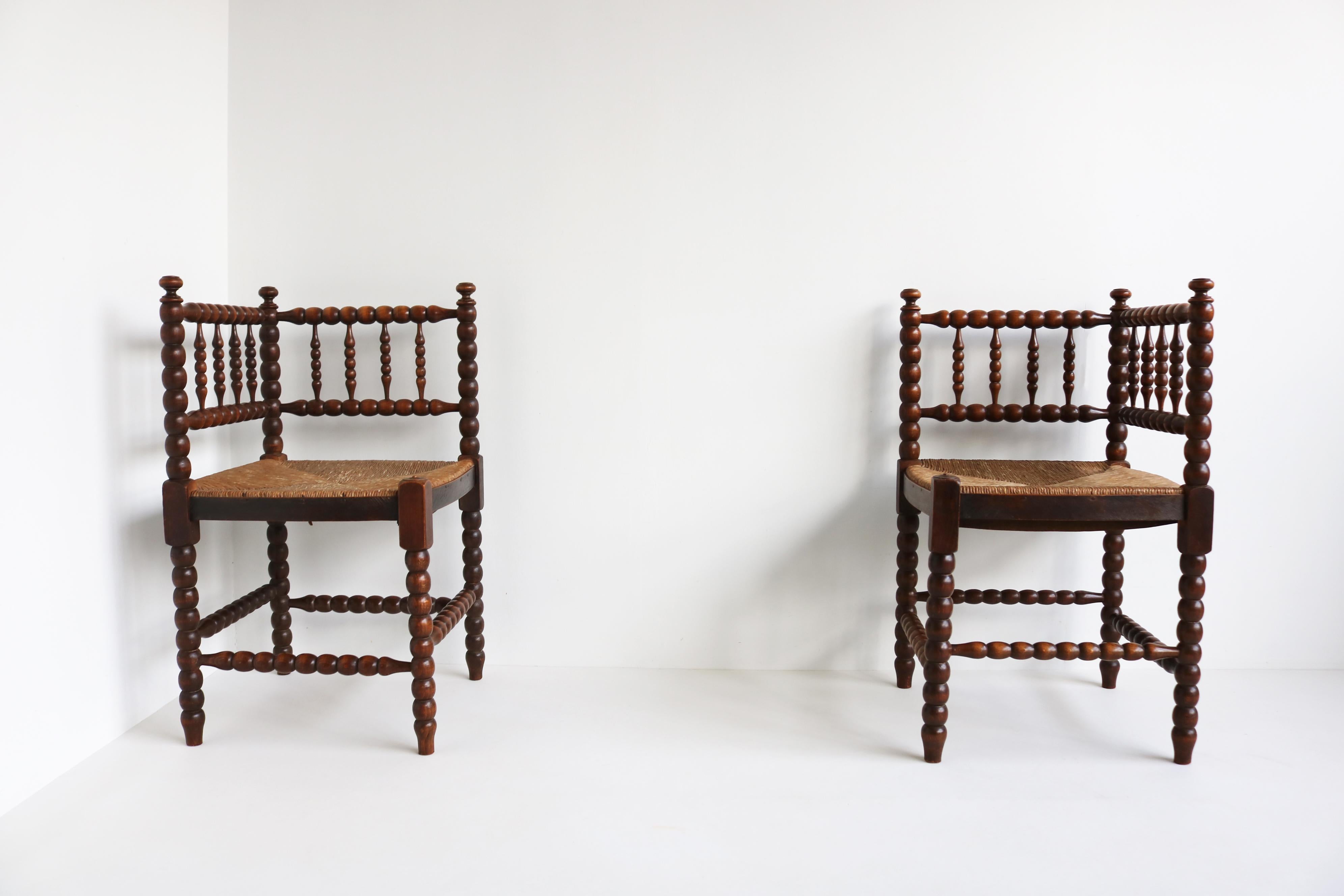 Típica Pareja Holandesa Sillas Antiguas de Bolillos de Esquina de Roble 1900 en Bueno estado para la venta en Ijzendijke, NL