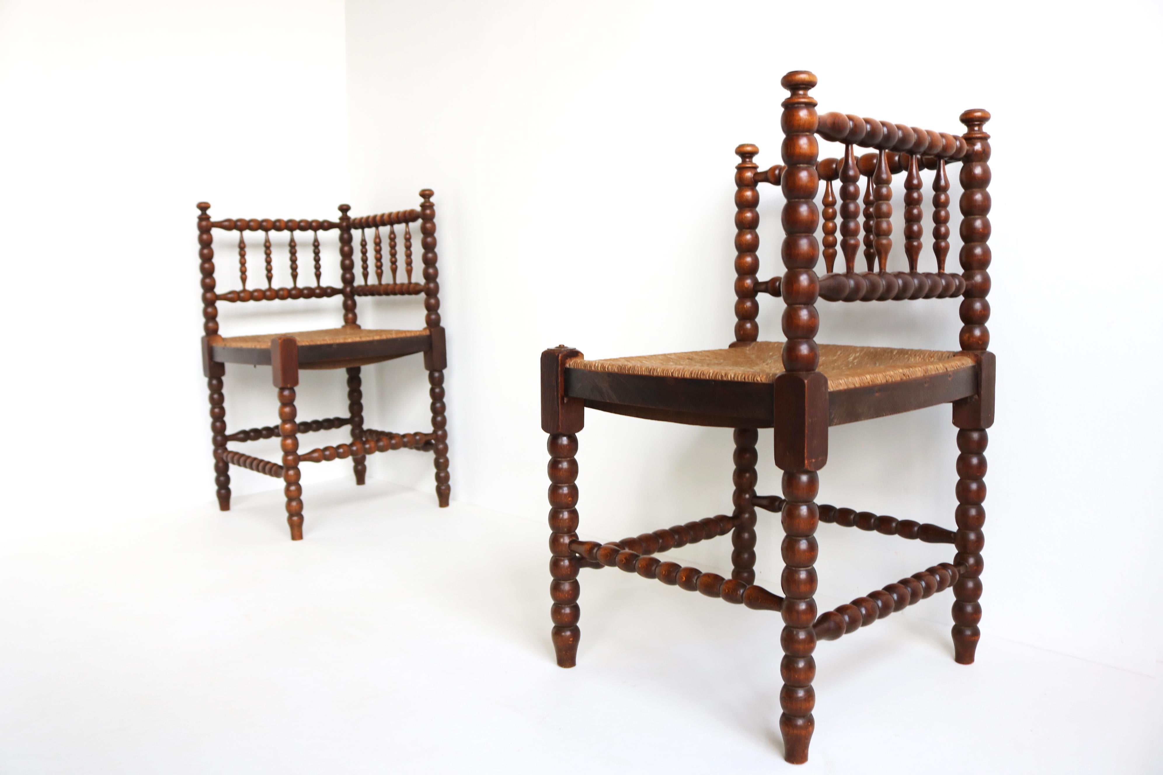 Típica Pareja Holandesa Sillas Antiguas de Bolillos de Esquina de Roble 1900 siglo XX en venta