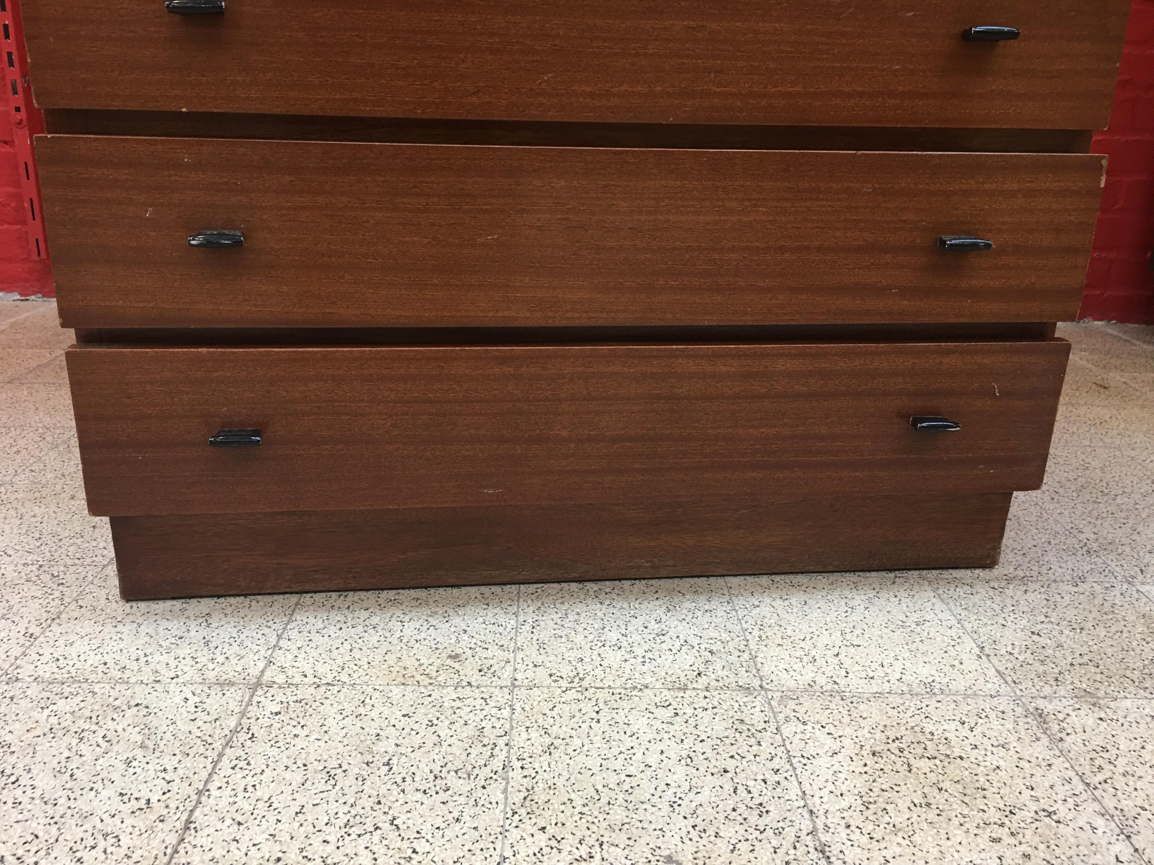 Cómoda Típica Francesa circa 1960 en Caoba, Tiradores de Metal Lacado en venta 2
