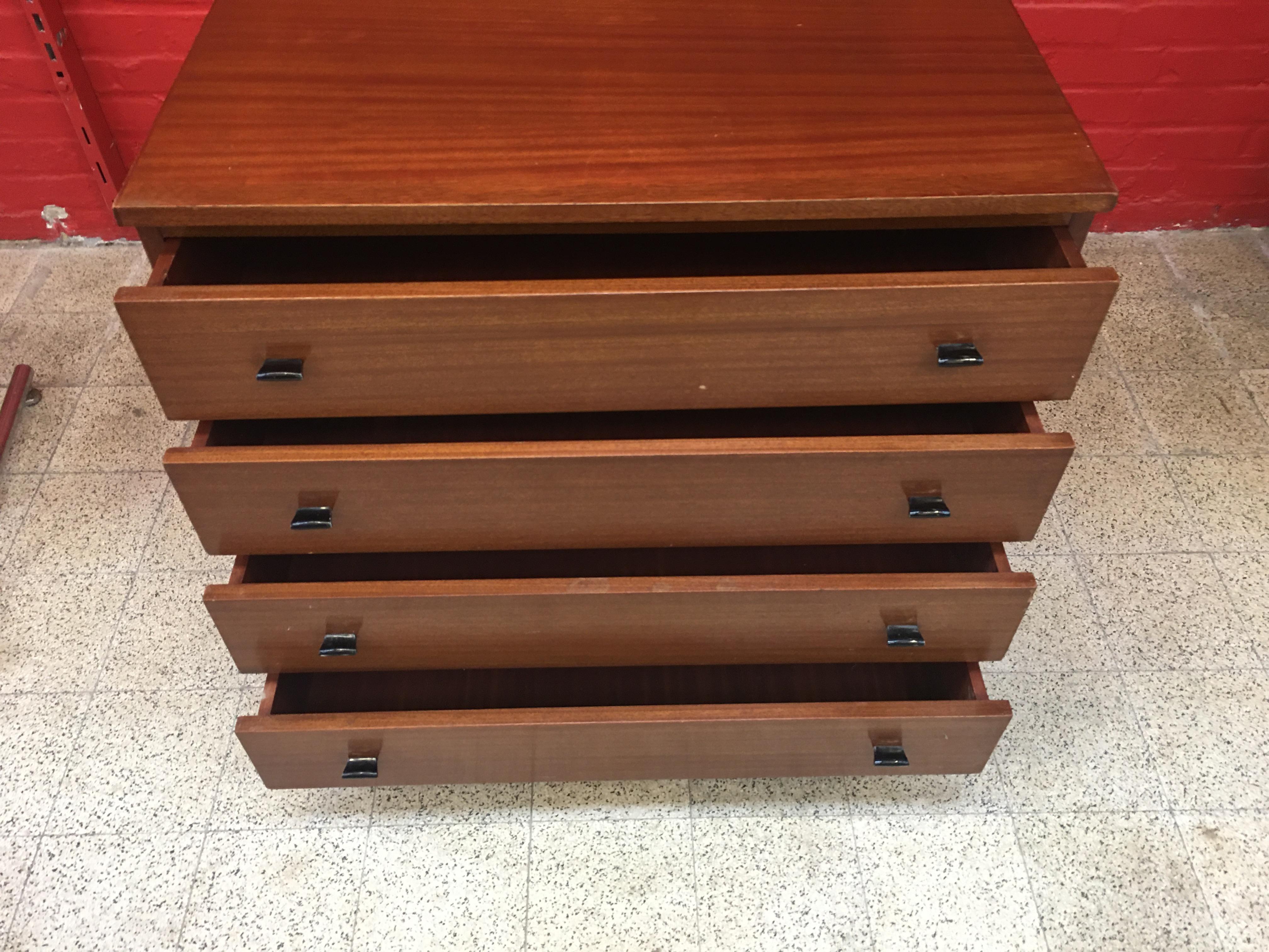 Cómoda Típica Francesa circa 1960 en Caoba, Tiradores de Metal Lacado Moderno de mediados de siglo en venta