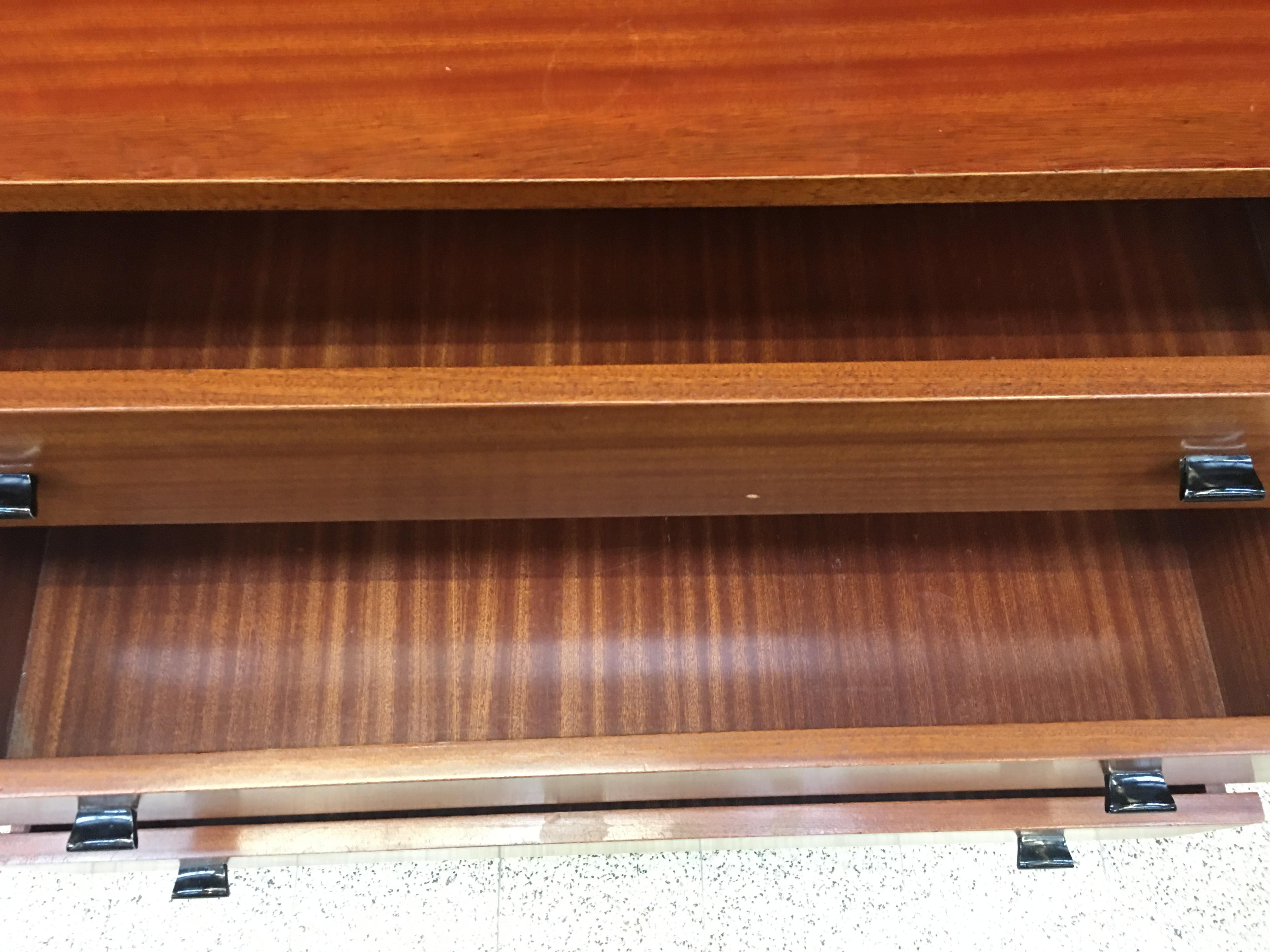 Cómoda Típica Francesa circa 1960 en Caoba, Tiradores de Metal Lacado Francés en venta