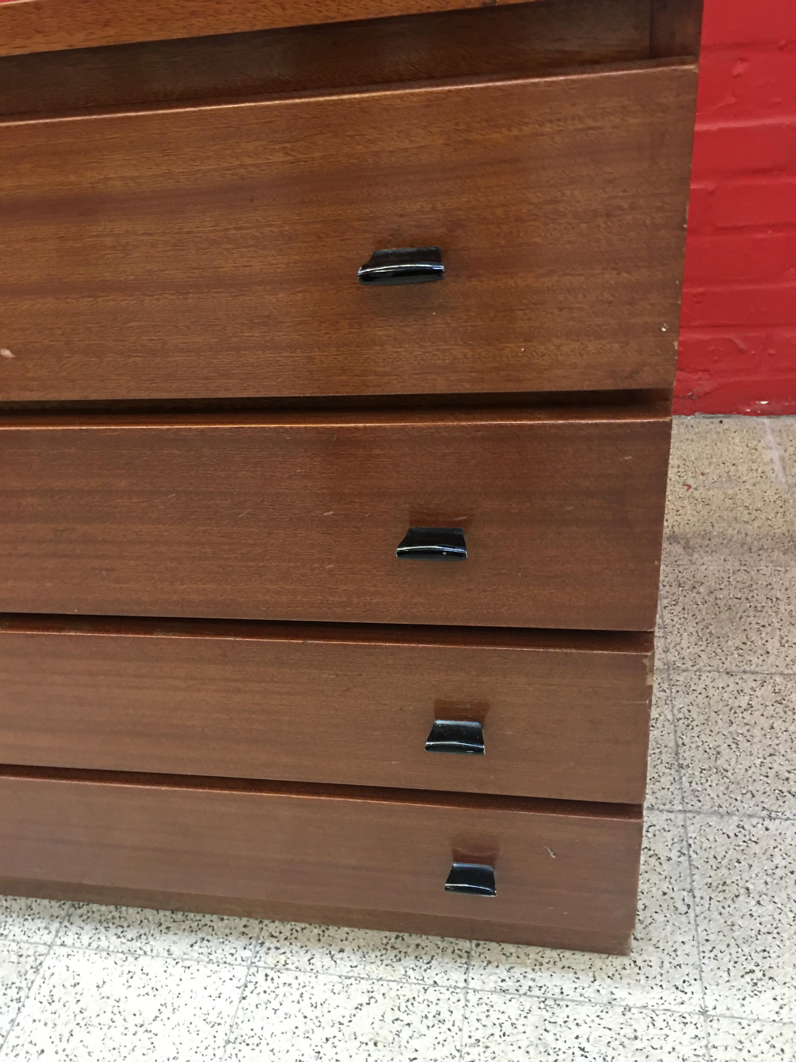Cómoda Típica Francesa circa 1960 en Caoba, Tiradores de Metal Lacado mediados del siglo XX en venta
