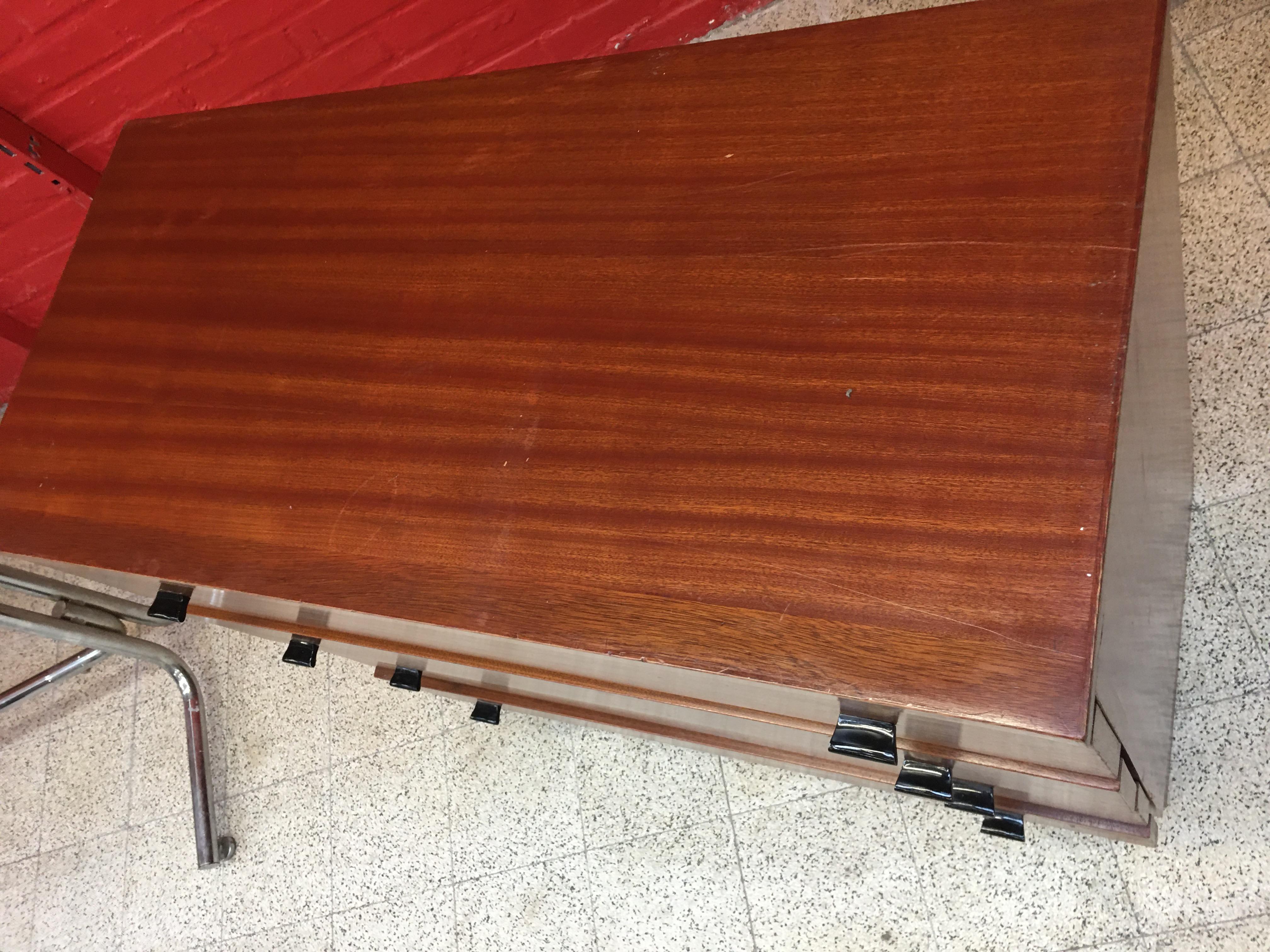 Cómoda Típica Francesa circa 1960 en Caoba, Tiradores de Metal Lacado en venta 1