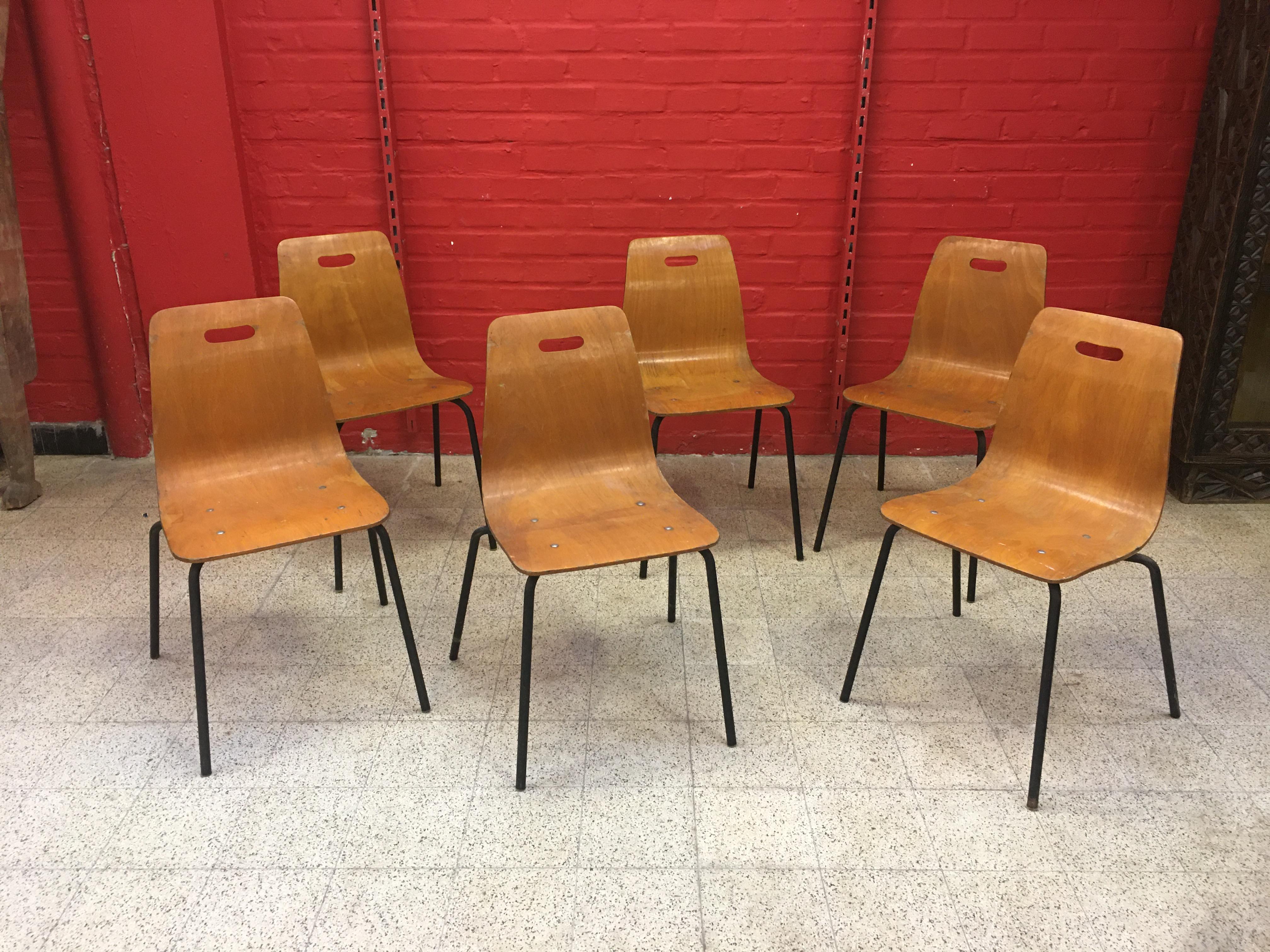Typical French design, circa 1950,
Thermoformed wood and lacquered metal.
Stackable chairs
Many blows and wear.
 