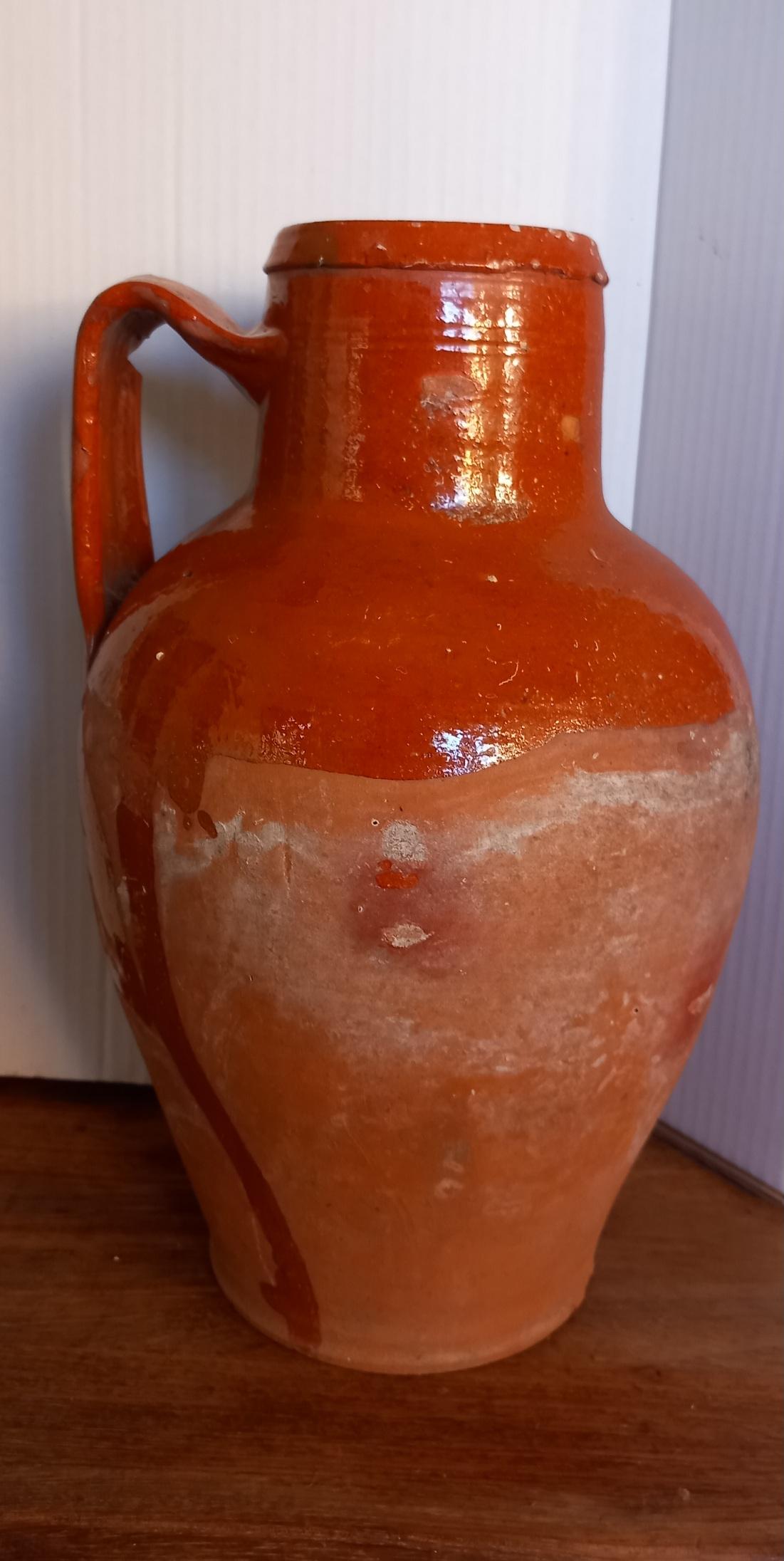Pitcher with a Spanish ceramic handle. Early 20th century
Typical Spanish fired clay jug
It is made of fired clay, molded by hand and glazed on the inside and on the top, so that the liquids do not leak.
This jug or canataro or container was used as
