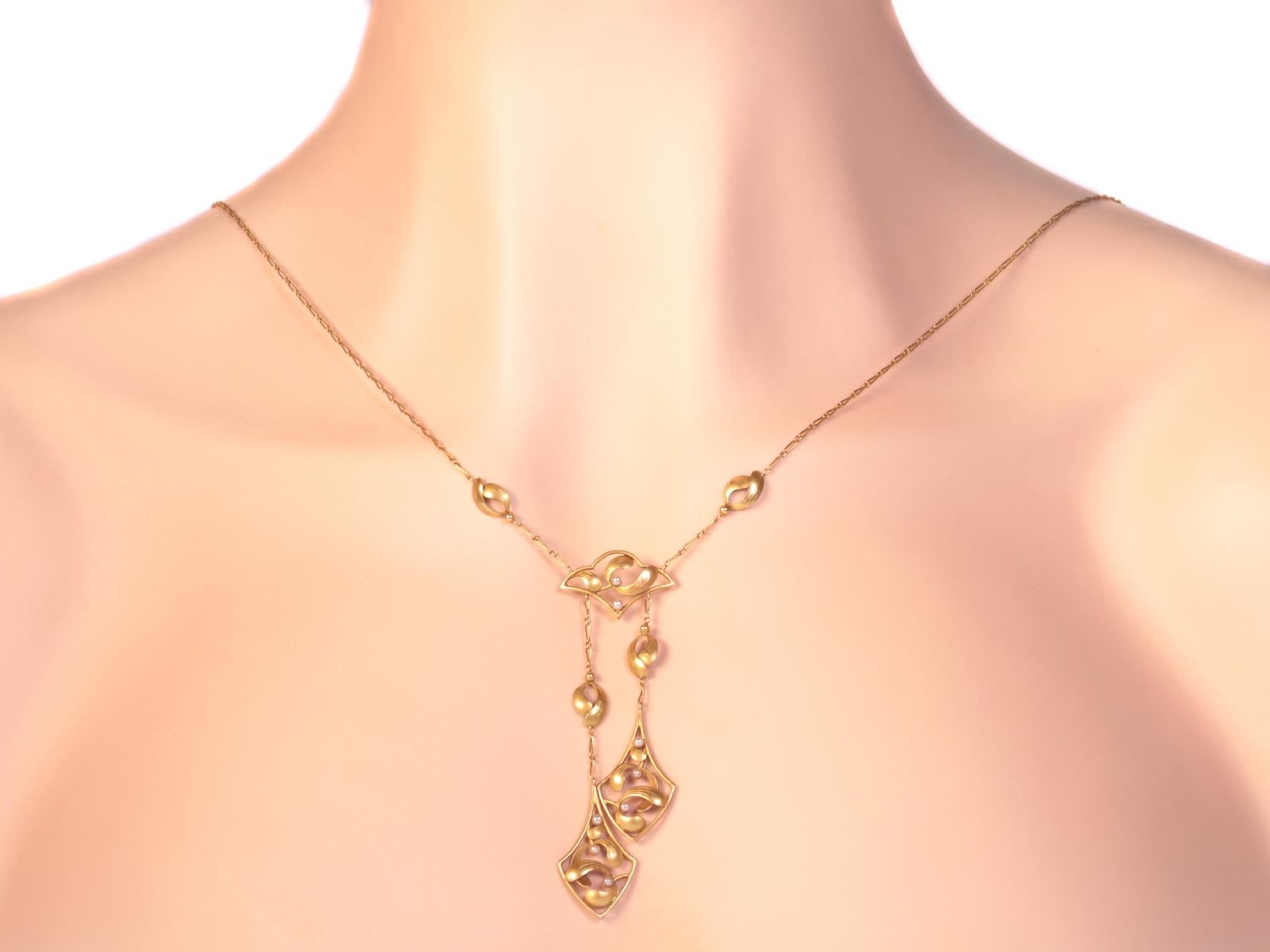 Typical Strong Design Art Nouveau Gold Necklace with Mistletoe Motive, 1900s For Sale 2