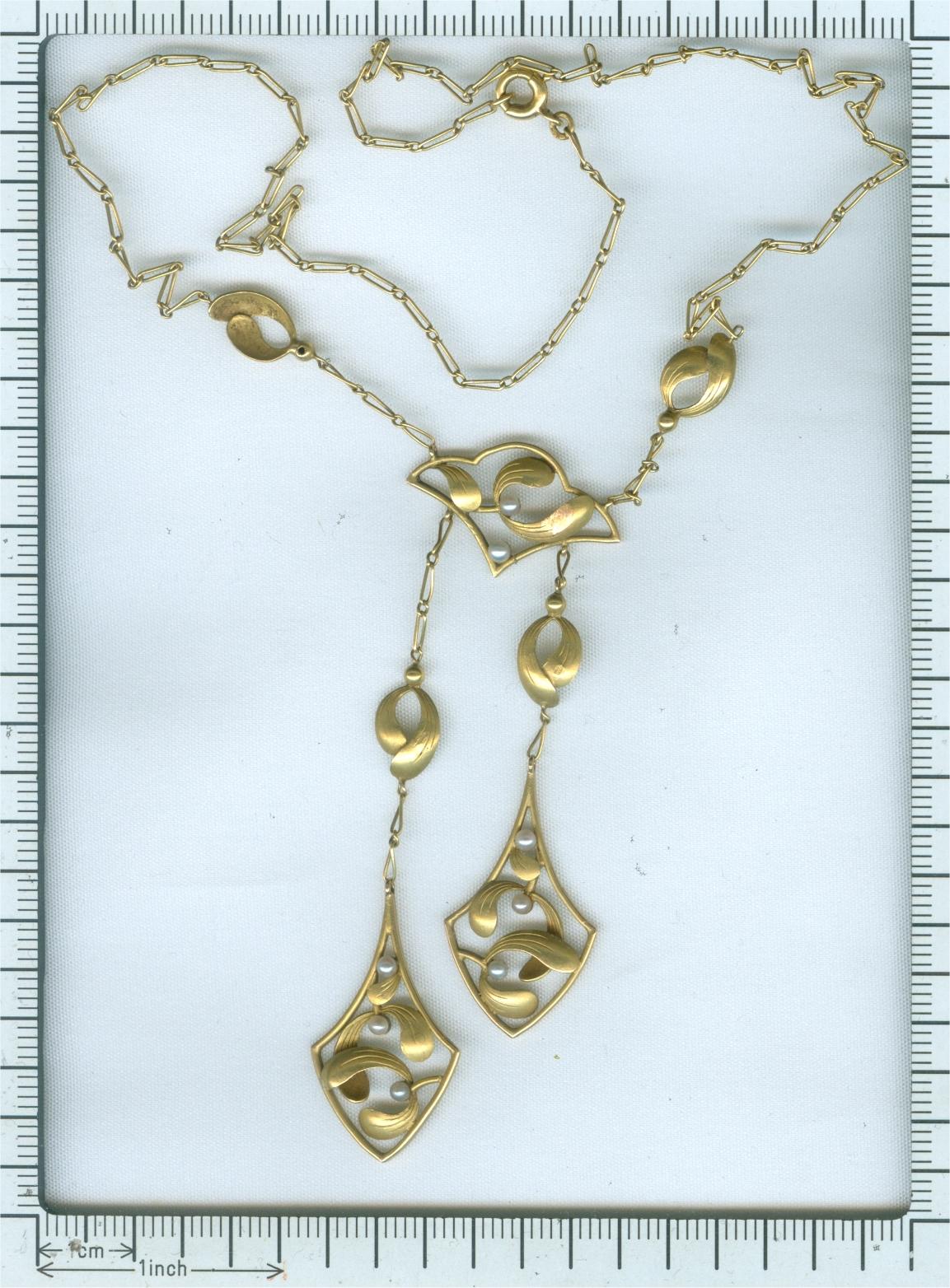 Typical Strong Design Art Nouveau Gold Necklace with Mistletoe Motive, 1900s For Sale 3