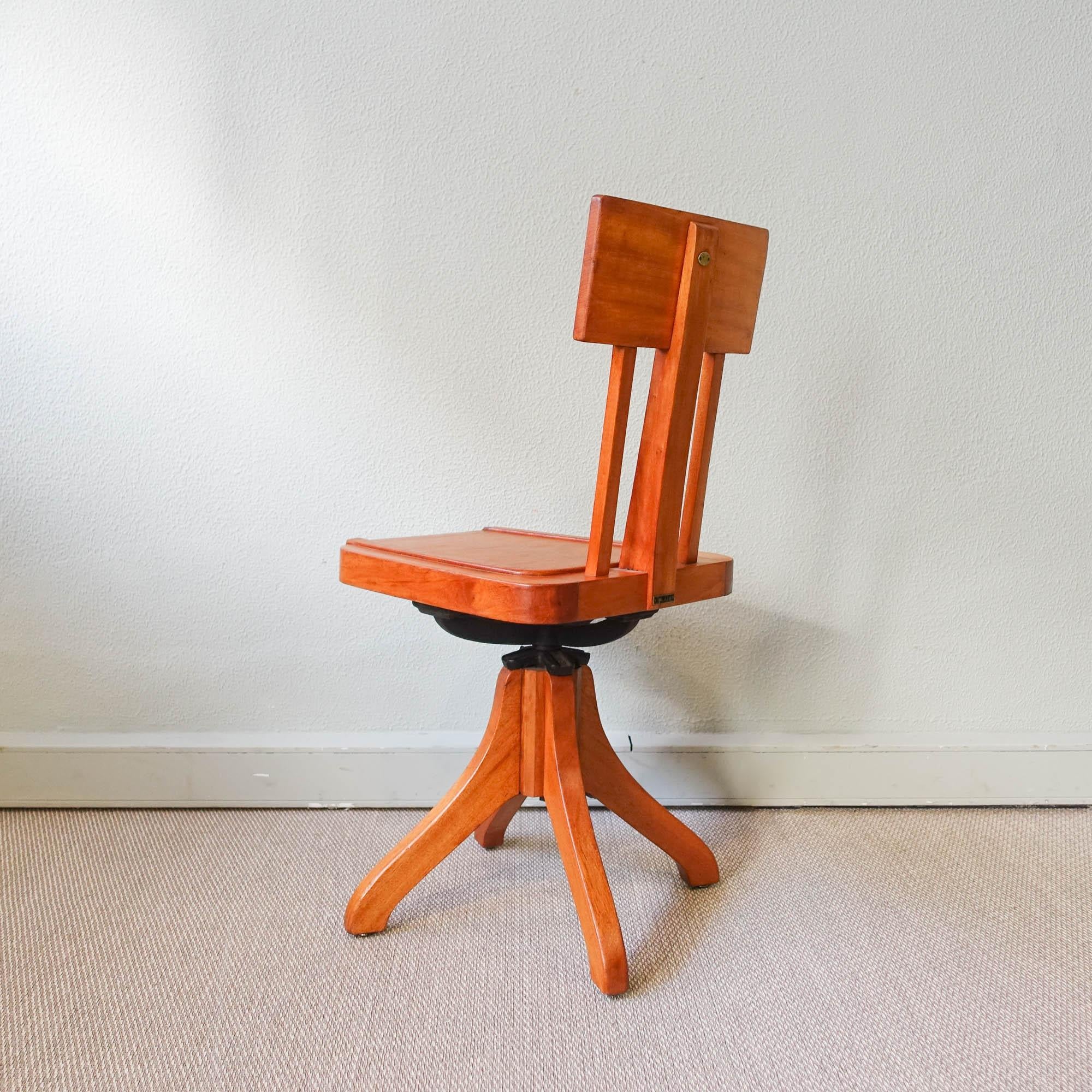 Mid-Century Modern Typist Chair, Model Simples, by Móveis Olaio, 1940's For Sale