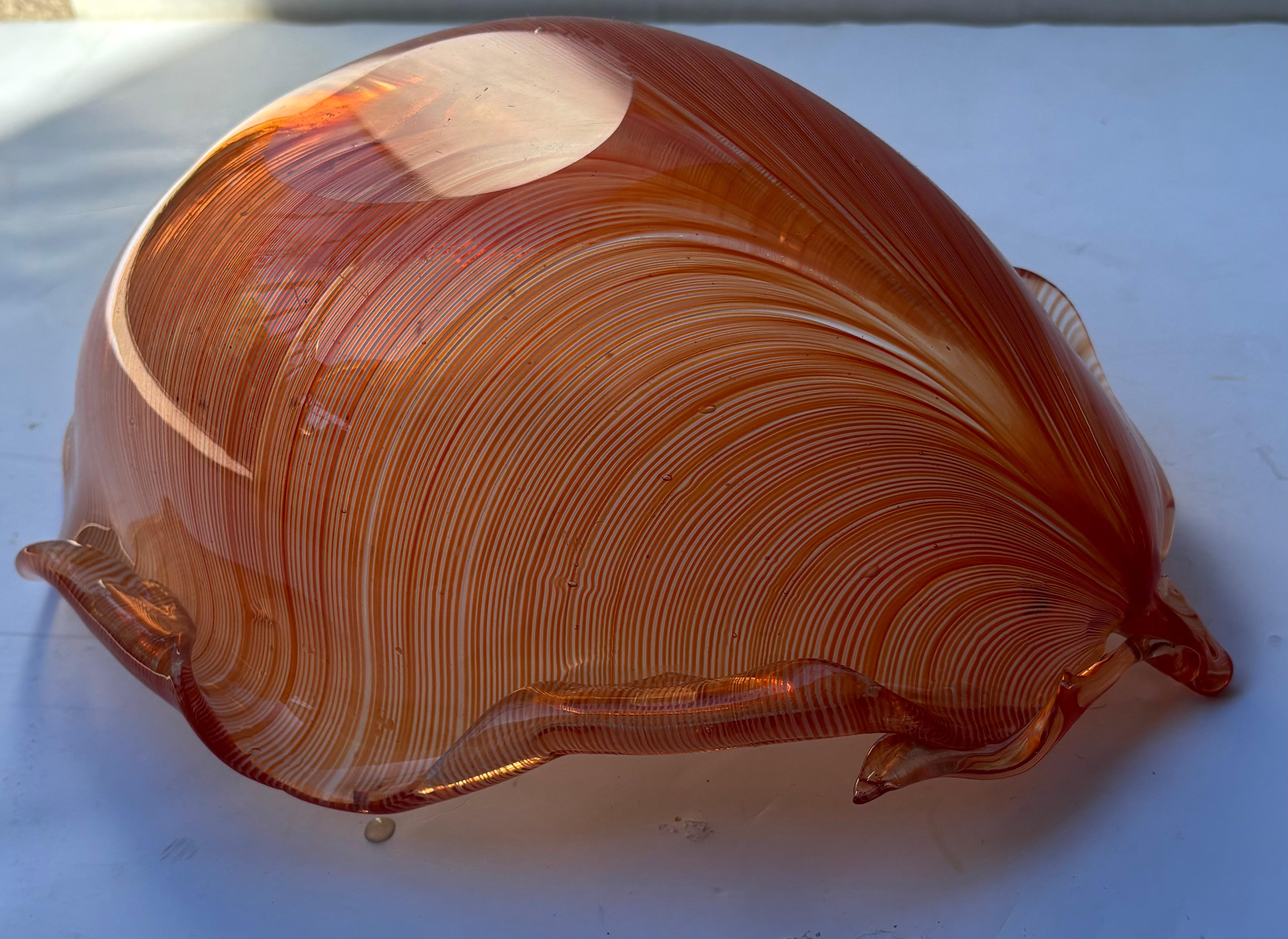 Foglia - forma in vetro di Murano  ciotola/ornamento attribuito a Tyra  Lundgren e attb a Venini, Italia. Questo è un primo campione del suo lavoro per Veenini e probabilmente  non è stato firmato.