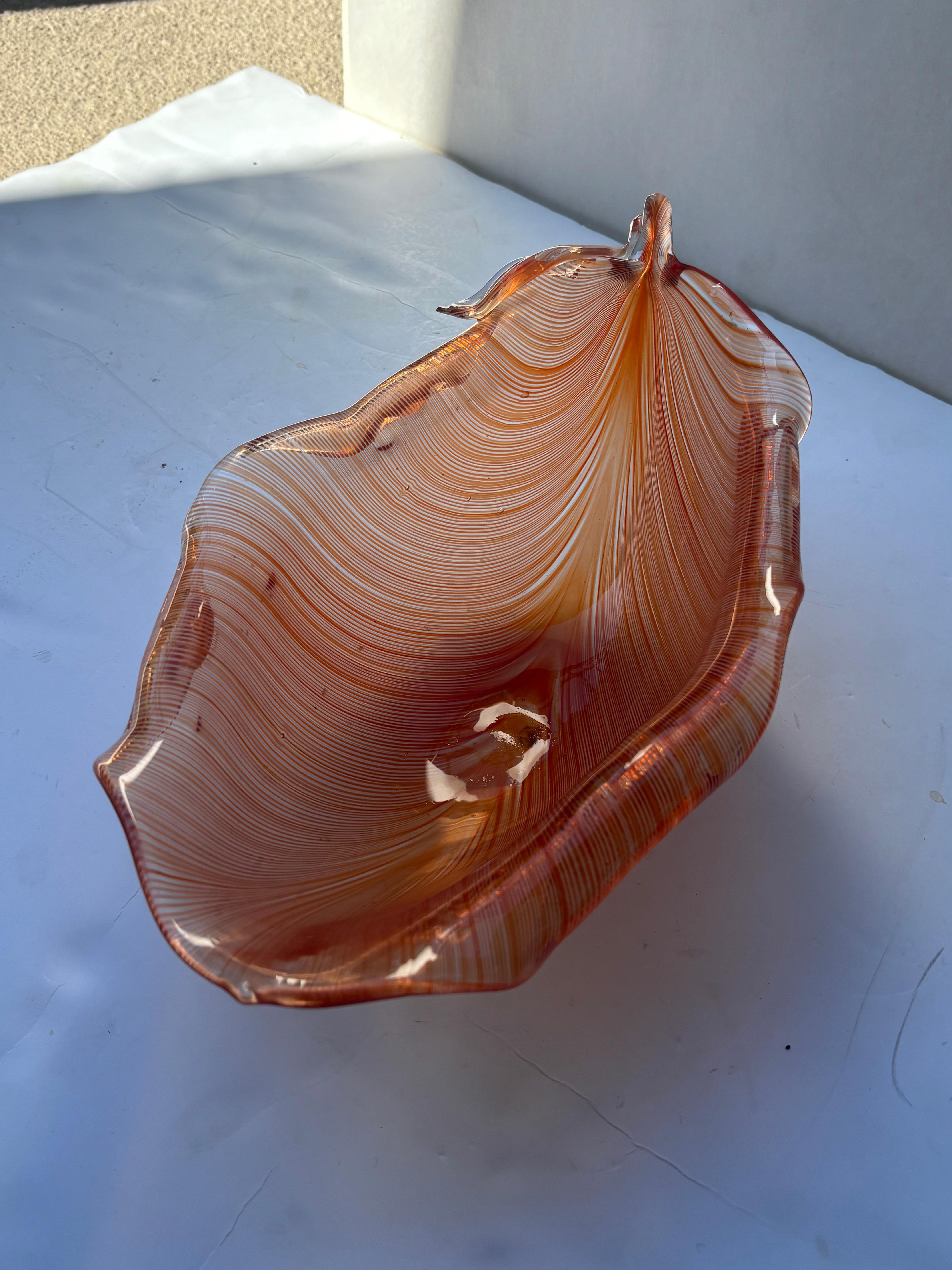 Tyra Lundgren attb Filigrana di vetro di Murano  ciotola Foglia - forma . In condizioni buone in vendita a Los Angeles, CA