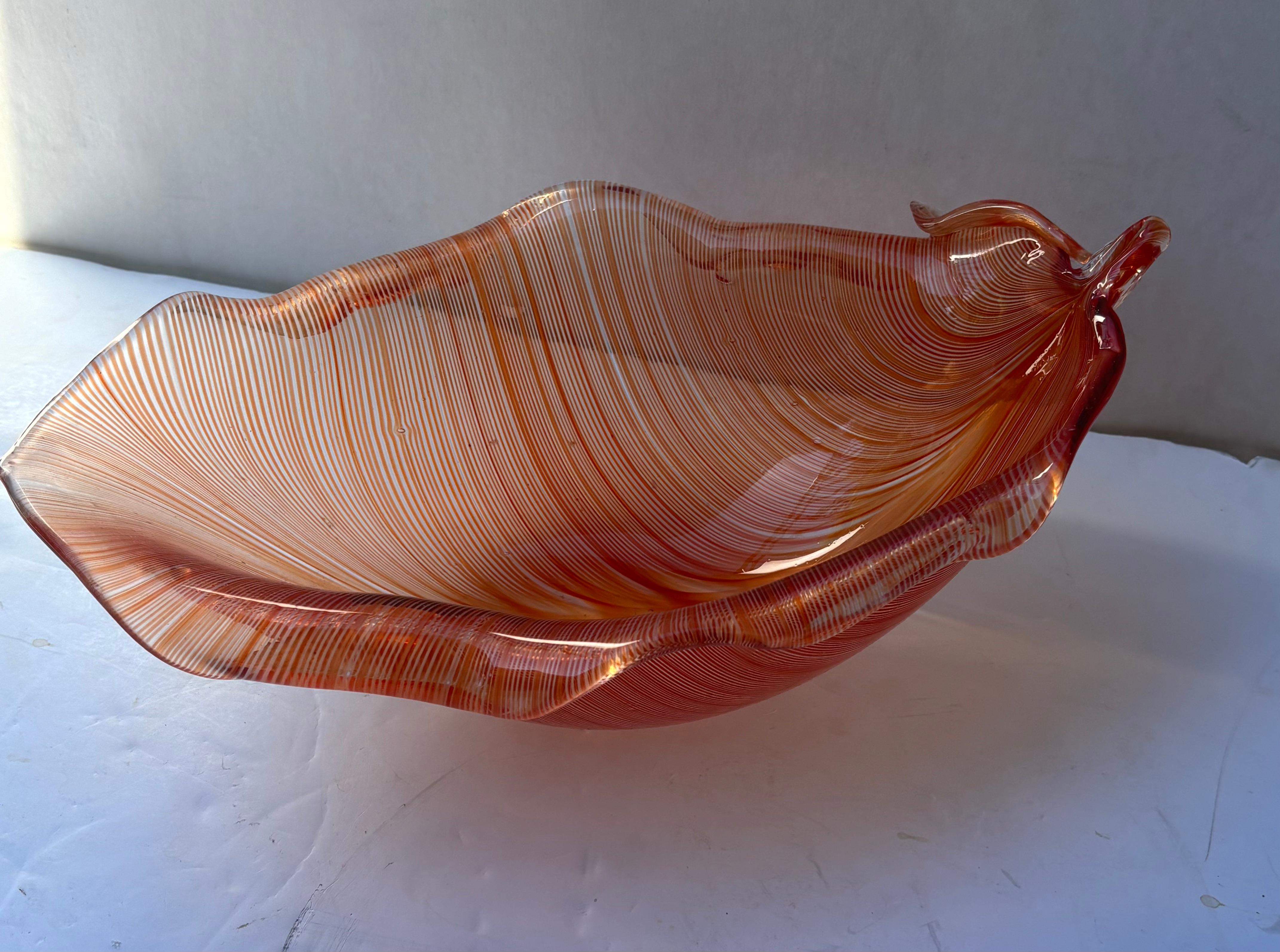 XX secolo Tyra Lundgren attb Filigrana di vetro di Murano  ciotola Foglia - forma . in vendita