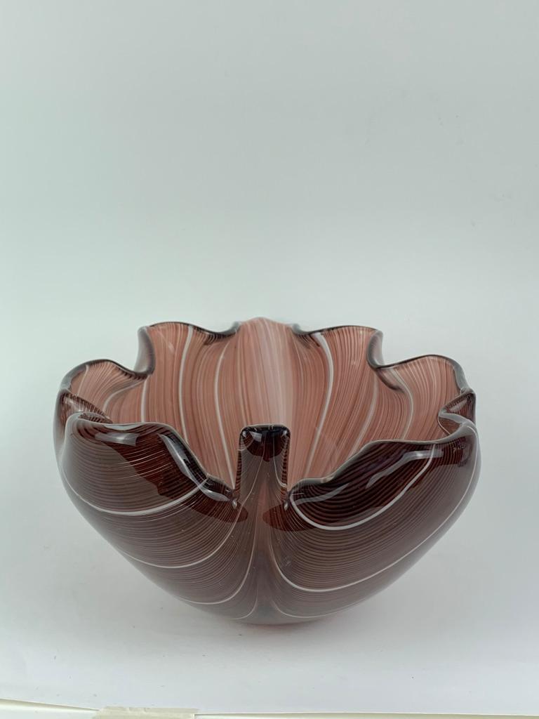 Tyra Lundgren for Venini Murano Mid Century Blown Glass Bowl Big Leaf In Good Condition For Sale In Firenze, Toscana