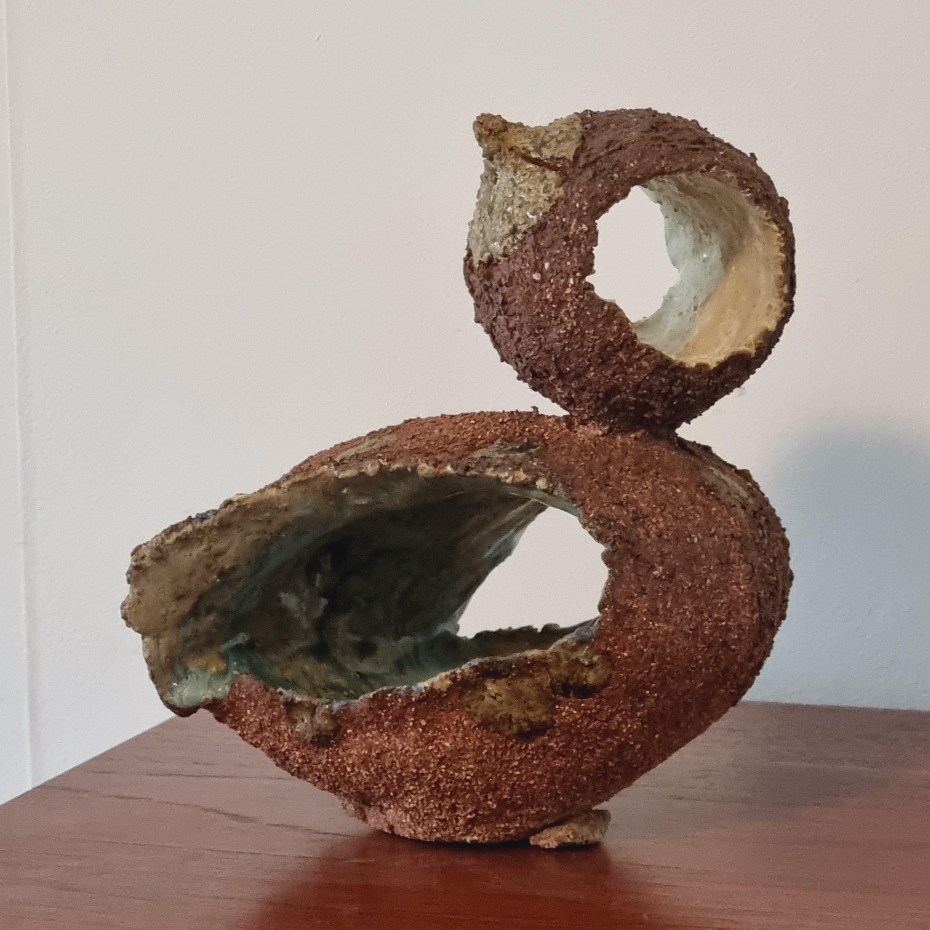 Eine einzigartige, teilweise glasierte Steinzeugskulptur von Tyra Lundgren (Swe 1897-1979). Als eine der vielseitigsten Künstlerinnen des 20. Jahrhunderts ist sie vor allem für ihre Keramiken für Gustavsberg und ihre Glasskulpturen für Venini,