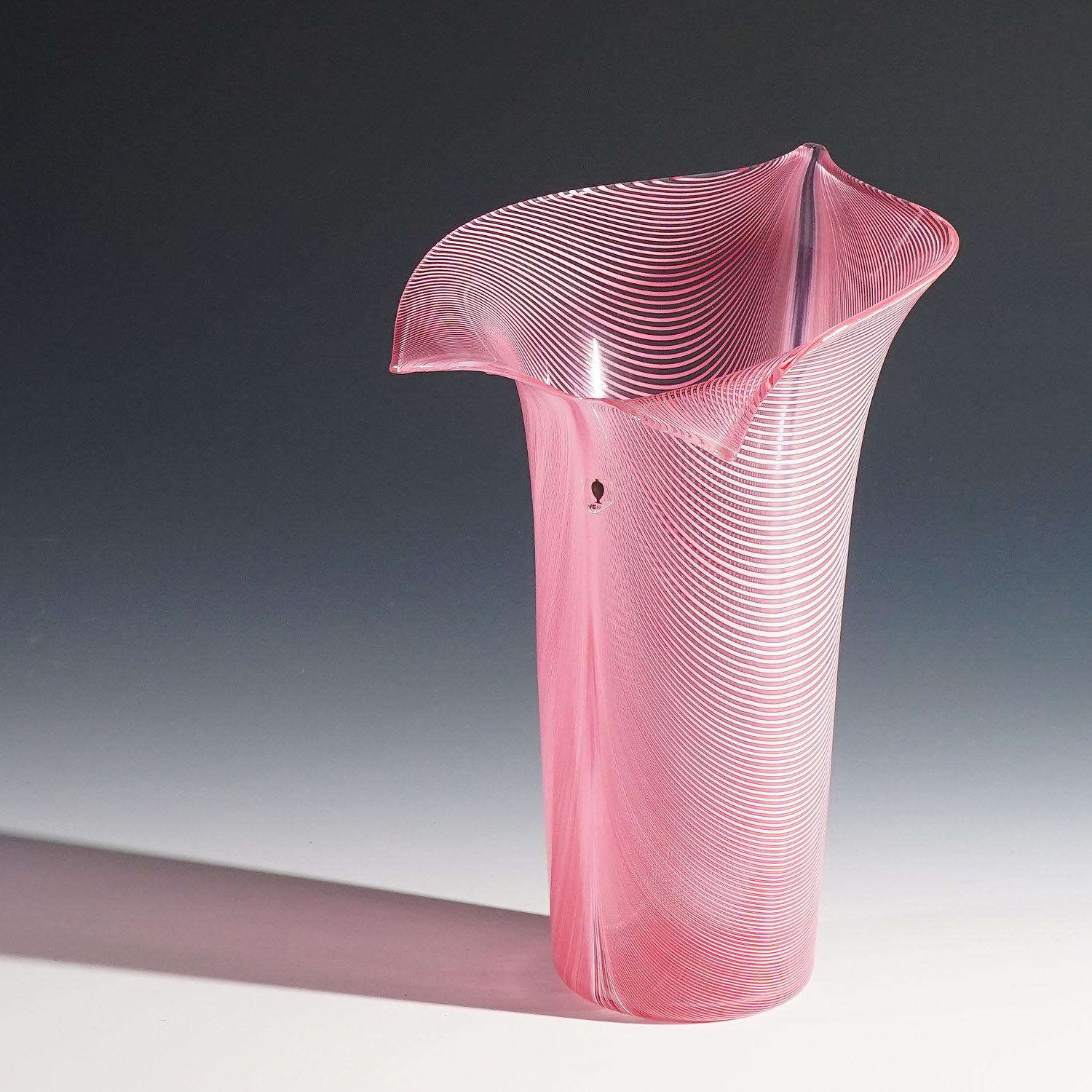 Tyra Lundgren Vase 'Calla' für Venini

Calla-Vase aus Filigrana-Glas, entworfen von Tyra Lundgren 1948, hergestellt von Venini, Venedig 1981. Eingeschnittene Signatur 