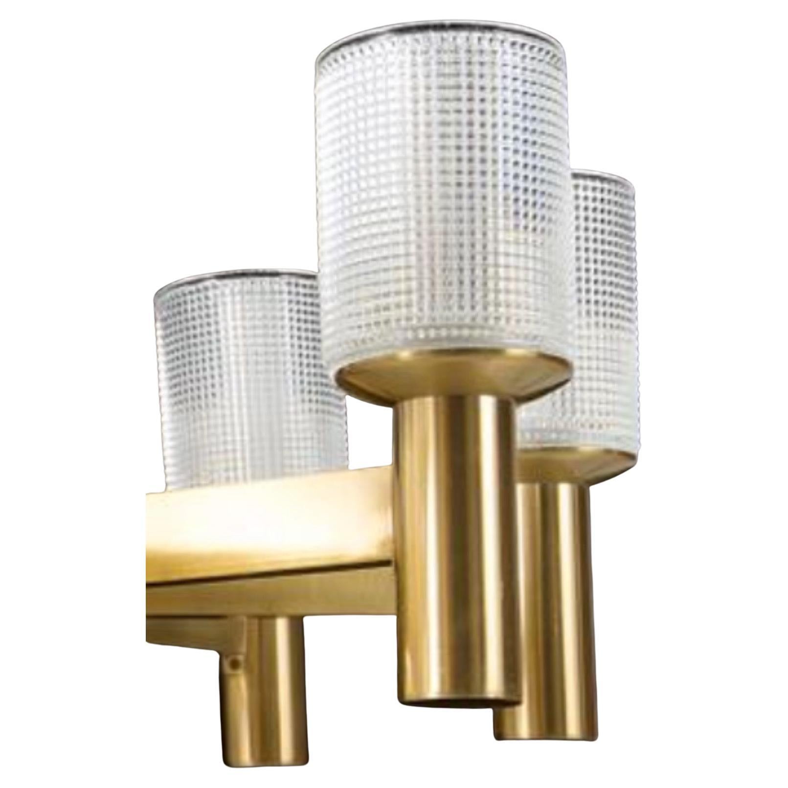 Tyringe Konsthantverk Tyringe in collaborazione con Orrefors, Svezia 1970 , Struttura in ottone che contiene 8 paralumi in vetro trasparente, ognuno dei quali contiene una singola presa Edison.

Sono disponibili anche lampade da parete