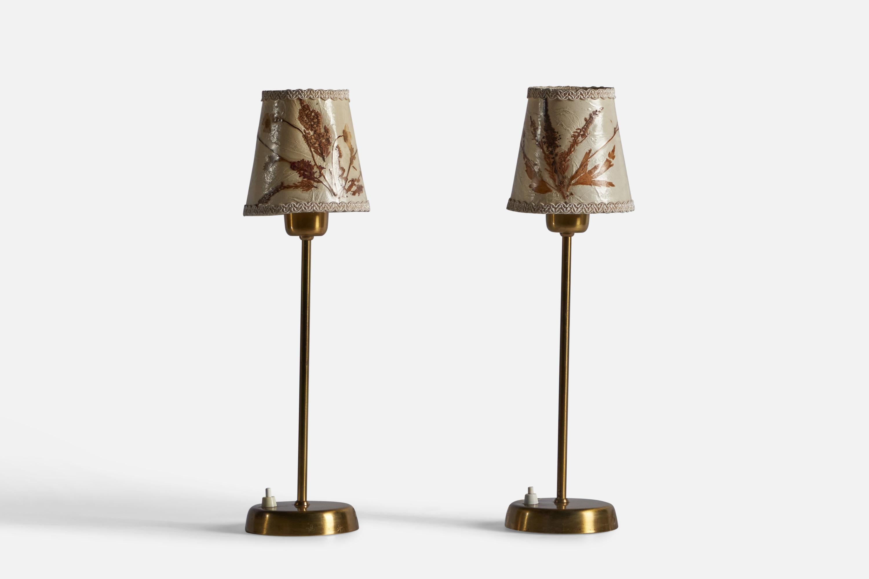 Ein Paar Tischlampen aus Messing und Papier, entworfen und hergestellt von Tyringe Konsthantverk, Schweden, ca. 1950er Jahre.

Gesamtabmessungen: 17