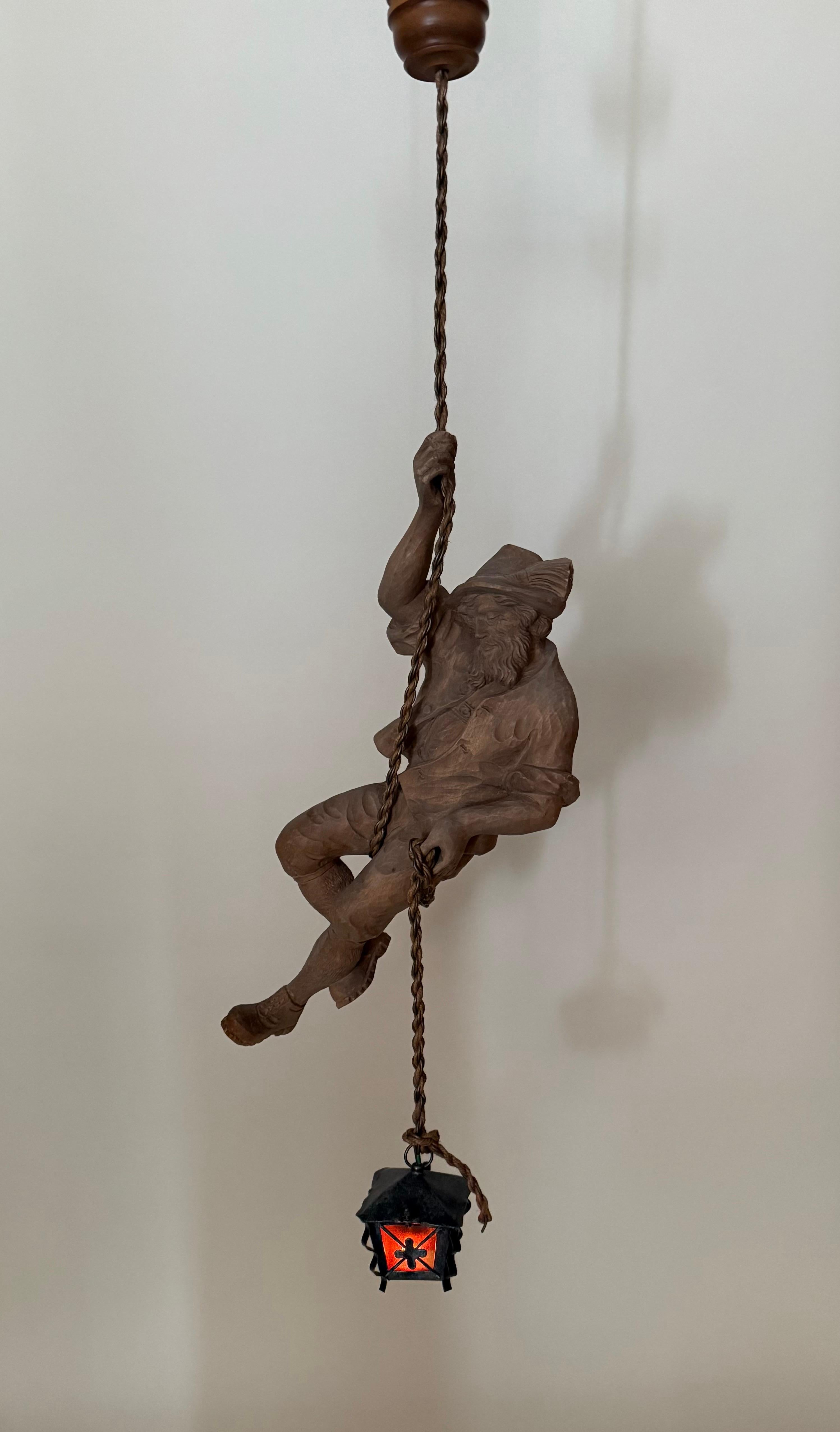 While searching for something special, I came across this hanging lamp, and I just knew it was the perfect addition to my space. The mountaineer, lovingly hand-carved from linden wood, is of exceptional quality in terms of carving. The facial