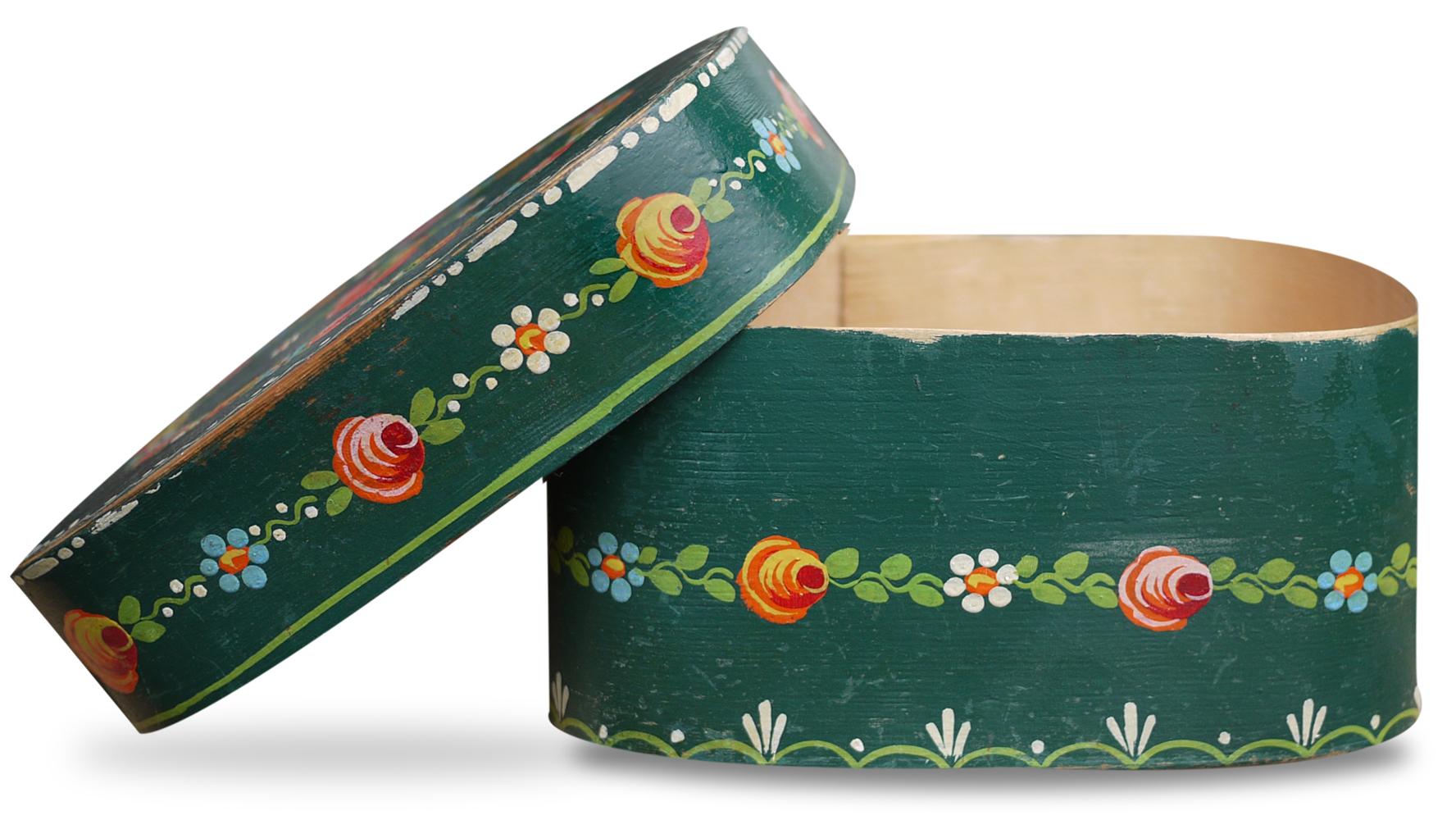 Tyrolean painted box

Measures: H. 12.5cm, L. 25cm, P. 19.5cm

Storage box in fir wood painted green. All-over the surface there are floral motifs.
Tyrol, early 1900s.