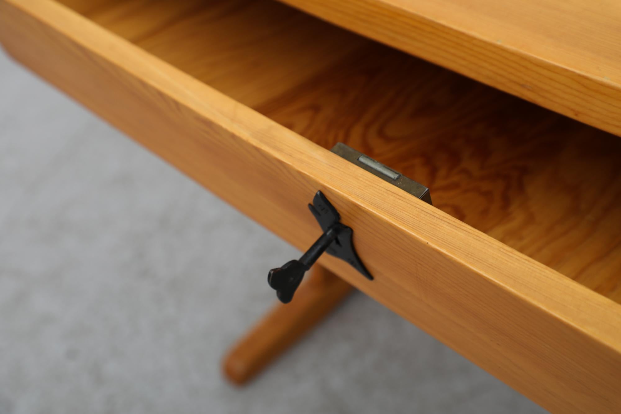 Tiroler Stil verziert Kiefer Schreibtisch oder Tisch mit Locking Schublade aus Österreich im Angebot 8