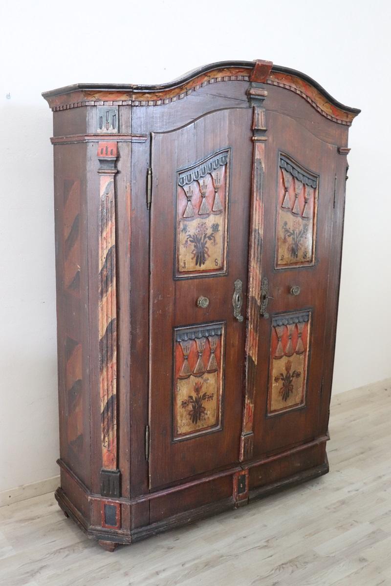 We present this fantastic antique wardrobe with the date 1828 on the front, a rare wardrobe with a timeless antique charm!

Made of solid pine wood and featuring a splendid hand-painted decoration. The doors and sides are characterised by geometric