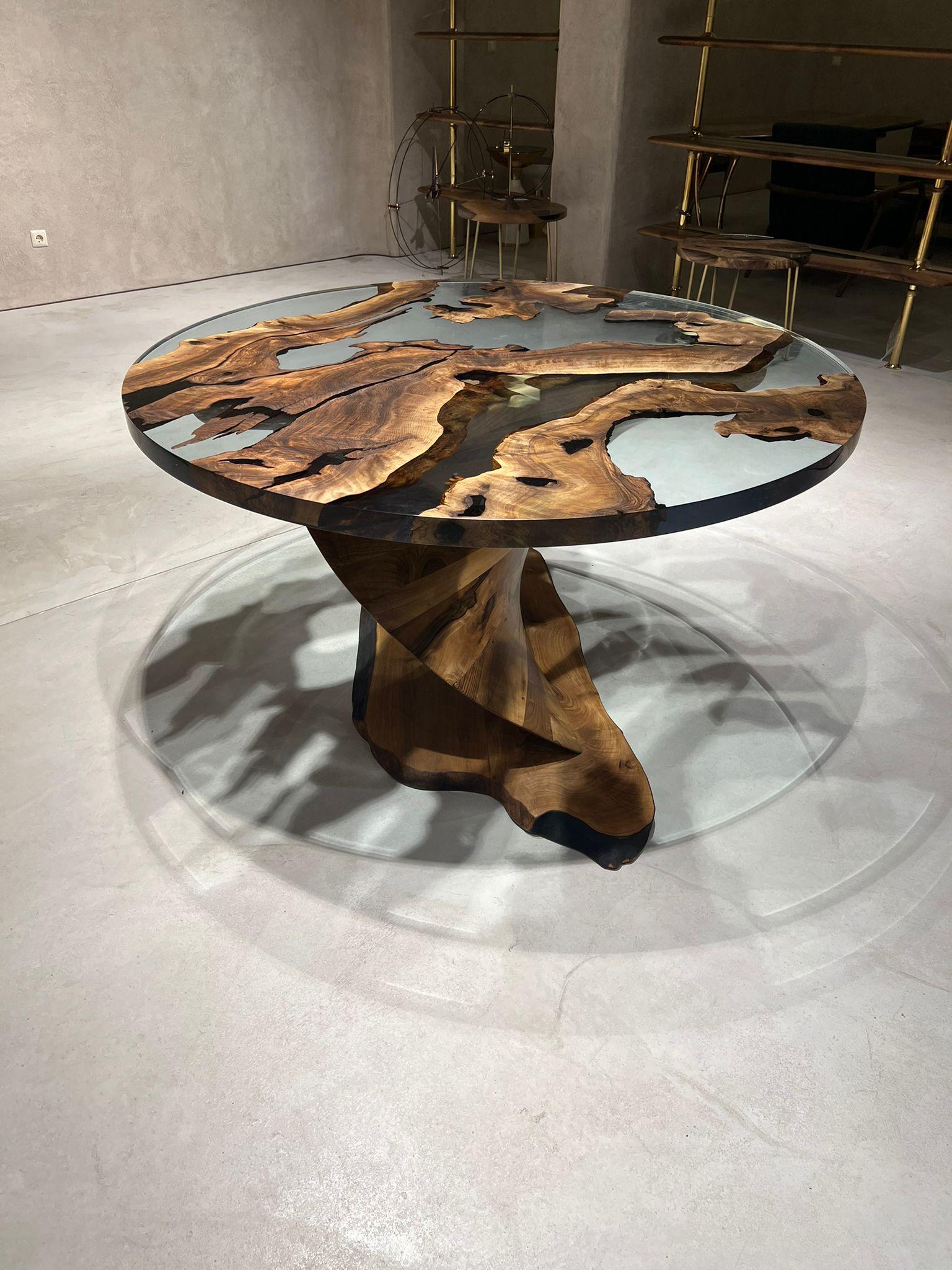 Wir präsentieren den TYWIN RUNDEN TISCH - ein exquisites und sorgfältig gefertigtes Möbelstück, das Ihrem Esszimmer einen Hauch von Raffinesse verleihen wird. Dieser herrliche Tisch ist nicht nur ein Platz zum Essen, sondern auch ein Kunstwerk, das