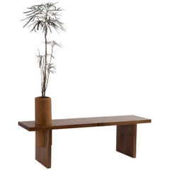 Panchina geometrica in legno di Tzalam "Bench Three Small" di Omar Wade