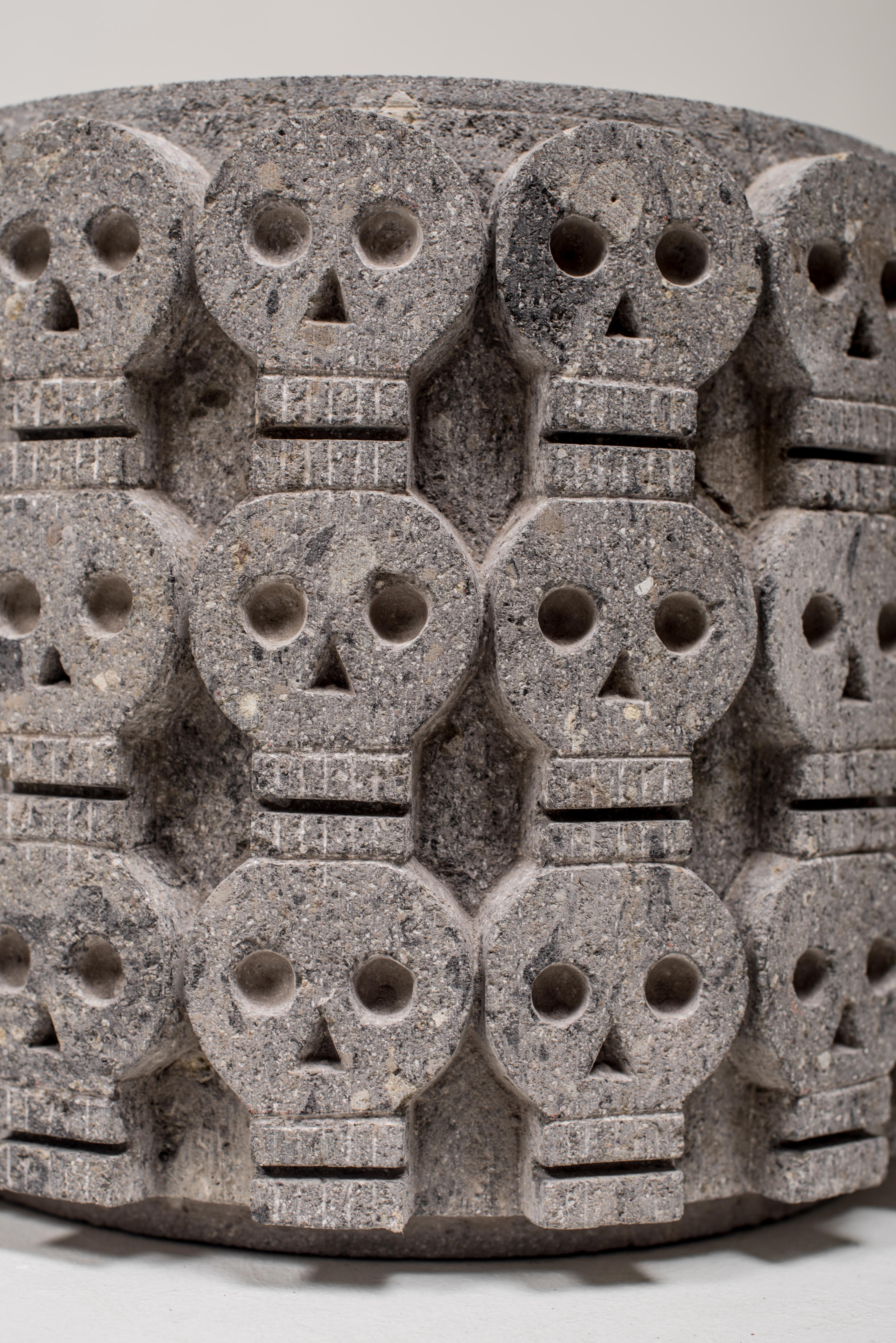 Sculpté Tzom - Jardinière de crâne en pierre de cantera sculptée de Jalisco, Mexique en vente