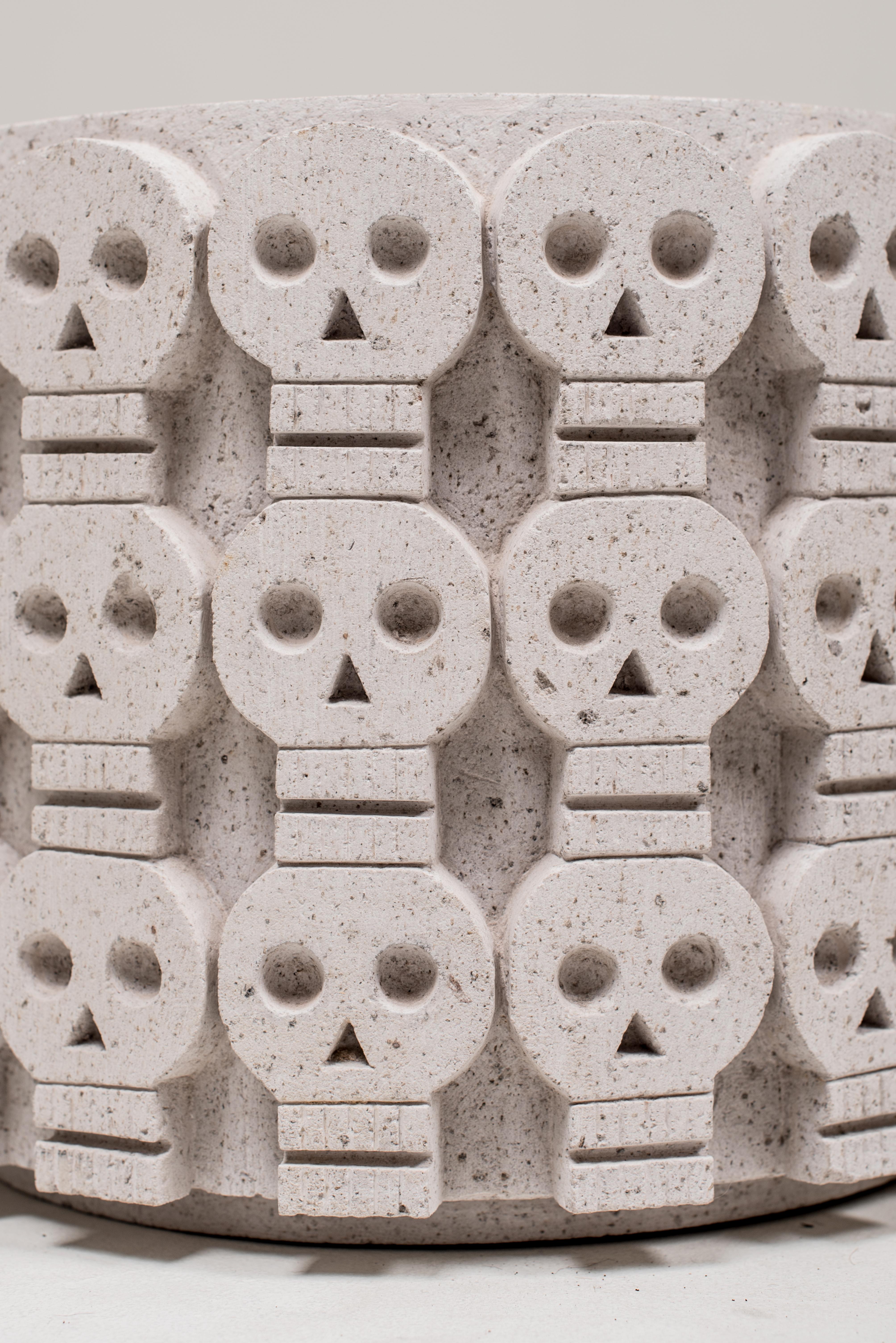 Tzom – geschnitzter Korallenpflanzgefäß aus Stein mit Schädel aus Jalisco, Mexiko (21. Jahrhundert und zeitgenössisch) im Angebot
