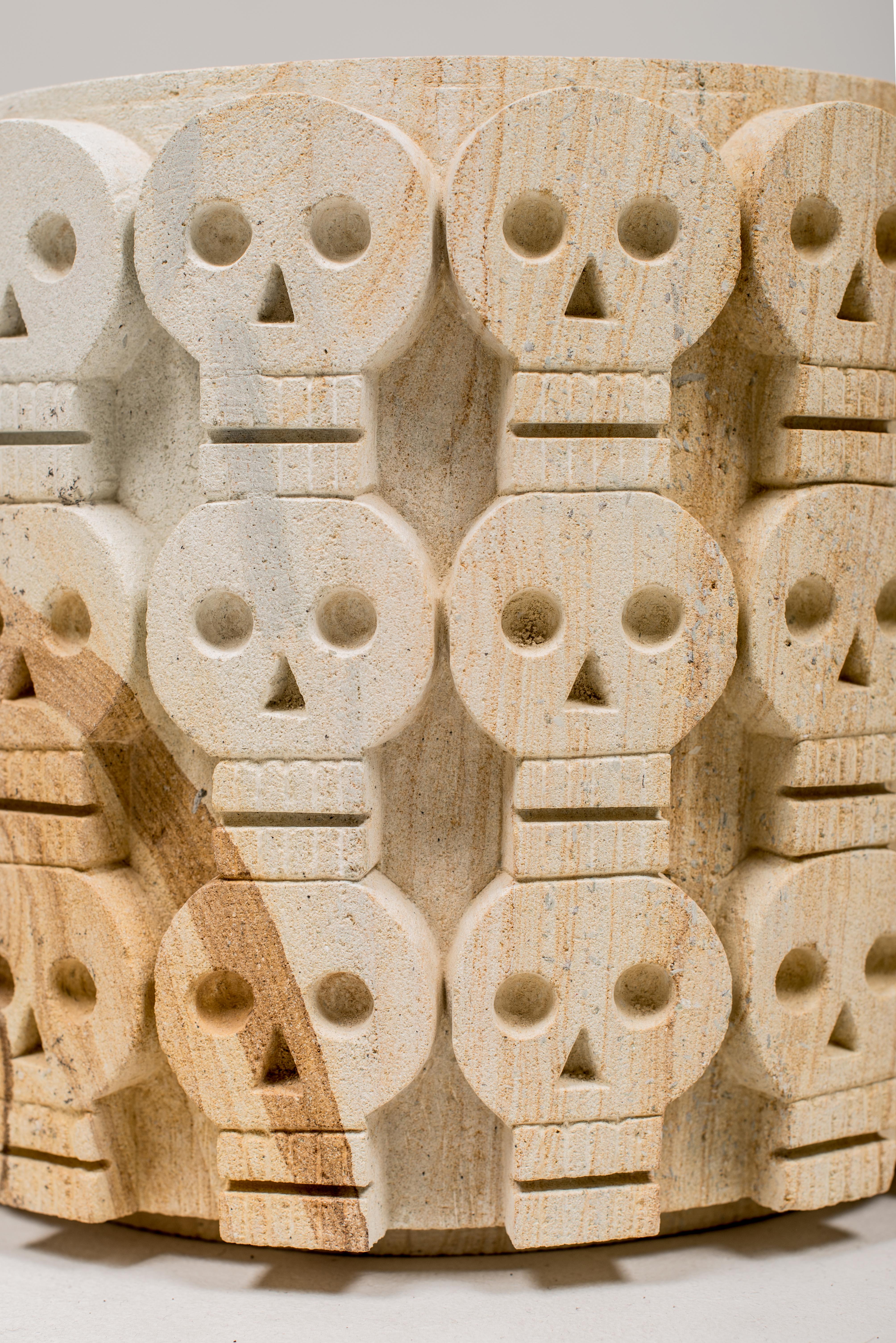 Tzom – geschnitzter Korallenpflanzgefäß aus Stein mit Schädel aus Jalisco, Mexiko im Angebot 1