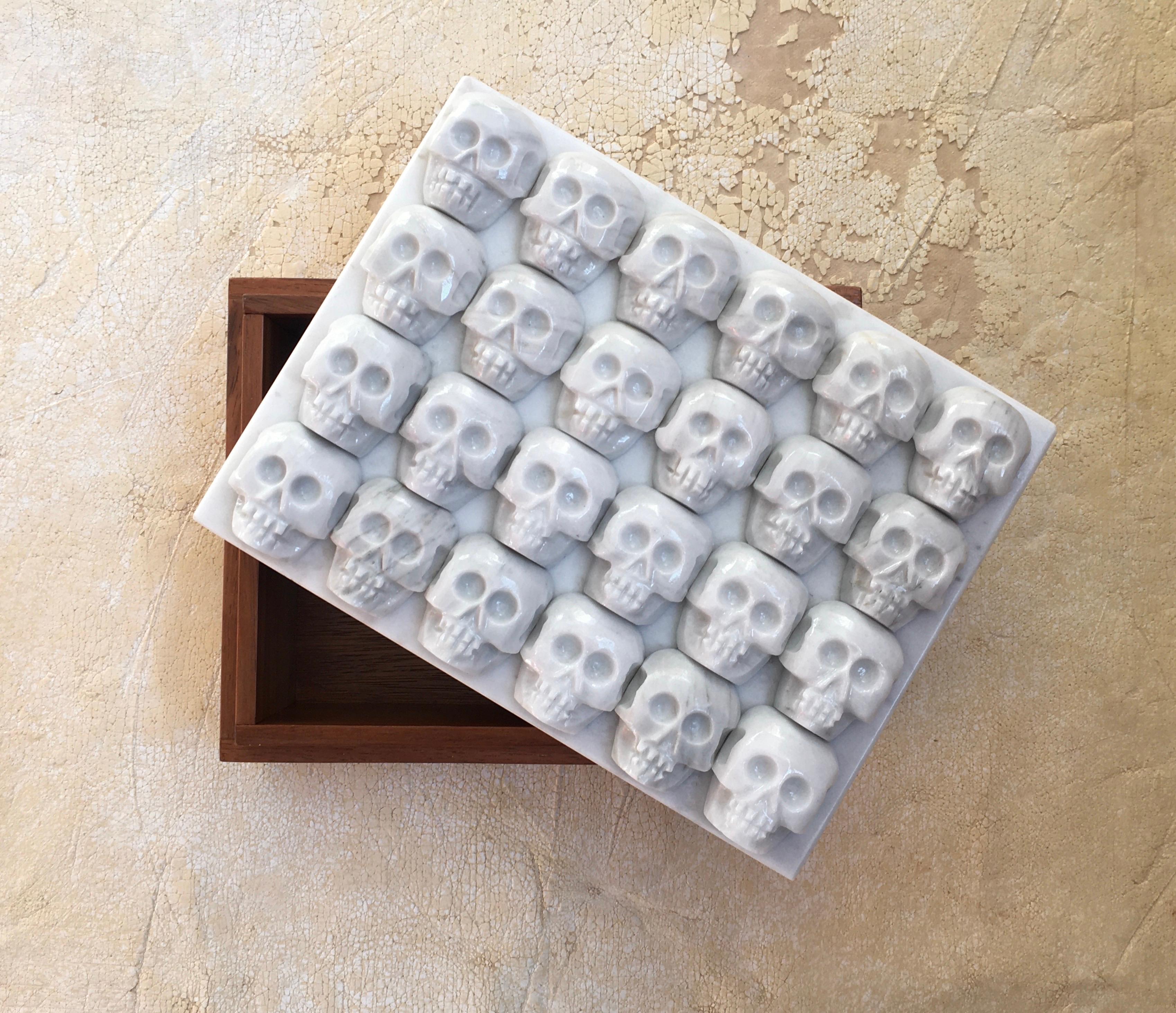 Die Schachtel „Zzompantli“ von Onora
Abmessungen: 25 x 25 x 18 cm
Materialien: geschnitzter Obsidian oder Marmor.

Die Tzompantli-Schachtel bezieht sich auf die Altare, die zu Ehren der menschlichen Opfer der spanischen Götter errichtet wurden.