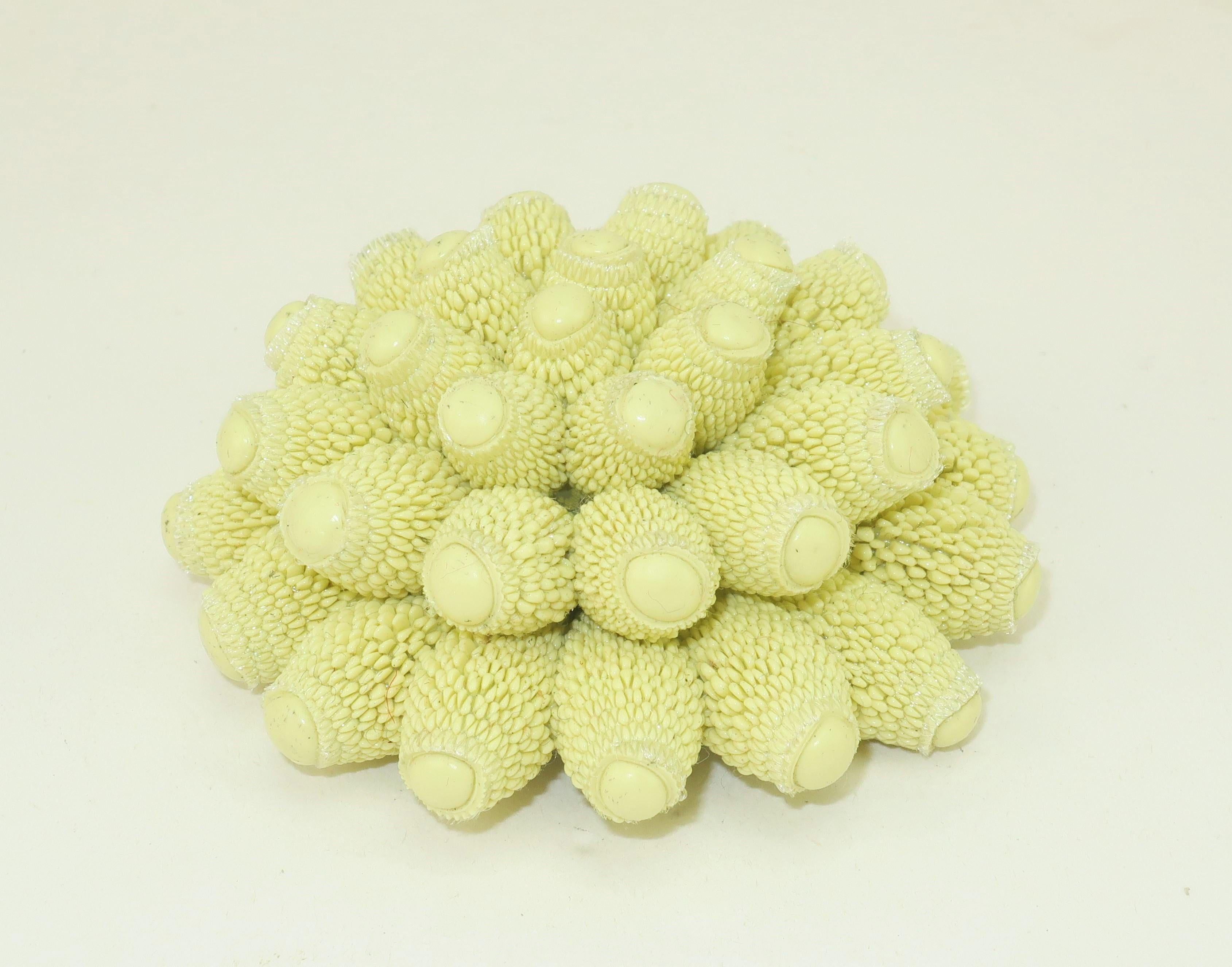 Broche unique en silicone jaune conçue pour reproduire le monde naturel des créatures marines par Tzuri Gueta, artiste joaillière et designer textile basée à Paris. Le travail de Gueta s'inspire de la Nature, en particulier des formes organiques et