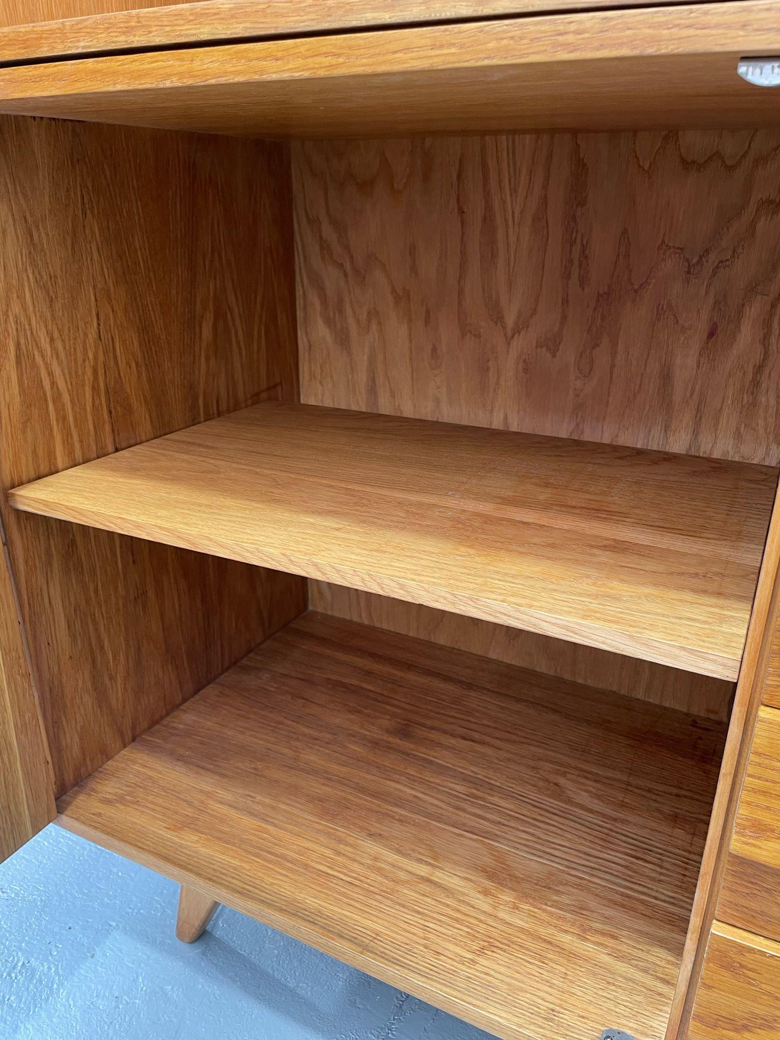 U-450 Cabinet in Oak by Jiří Jiroutek for Interiér Praha, Czechoslovakia, 1960s For Sale 10