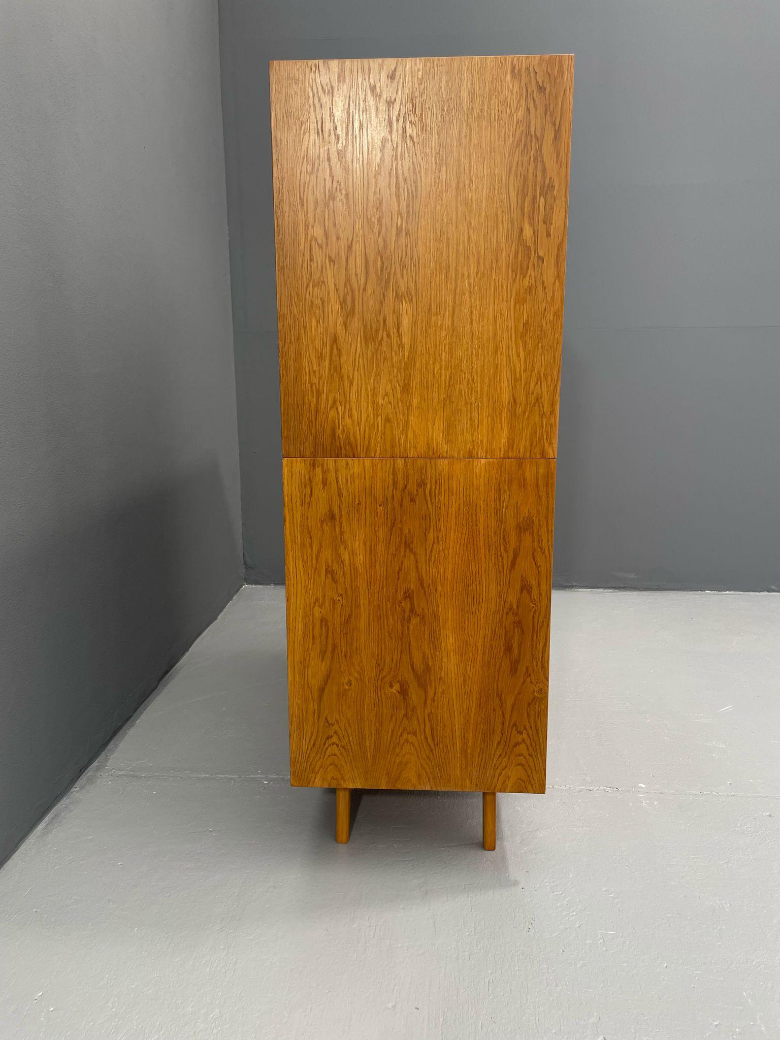 U-450 Cabinet in Oak by Jiří Jiroutek for Interiér Praha, Czechoslovakia, 1960s In Good Condition For Sale In Prague 8, CZ